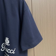 Gucci 字母logo标识圆领短袖T恤,以其独特的工艺与时尚设计,成为夏日衣橱中的亮点。这款短袖采用优 Gucci 字母logo标识圆领短袖T恤,以其独特的工艺与时尚设计,成为夏日衣橱中的亮点。这款短袖采用优