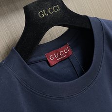 Gucci 字母logo标识圆领短袖T恤,以其独特的工艺与时尚设计,成为夏日衣橱中的亮点。这款短袖采用优 Gucci 字母logo标识圆领短袖T恤,以其独特的工艺与时尚设计,成为夏日衣橱中的亮点。这款短袖采用优