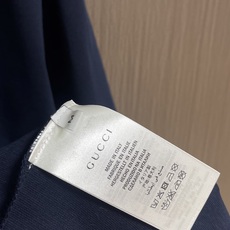 Gucci 字母logo标识圆领短袖T恤,以其独特的工艺与时尚设计,成为夏日衣橱中的亮点。这款短袖采用优 Gucci 字母logo标识圆领短袖T恤,以其独特的工艺与时尚设计,成为夏日衣橱中的亮点。这款短袖采用优