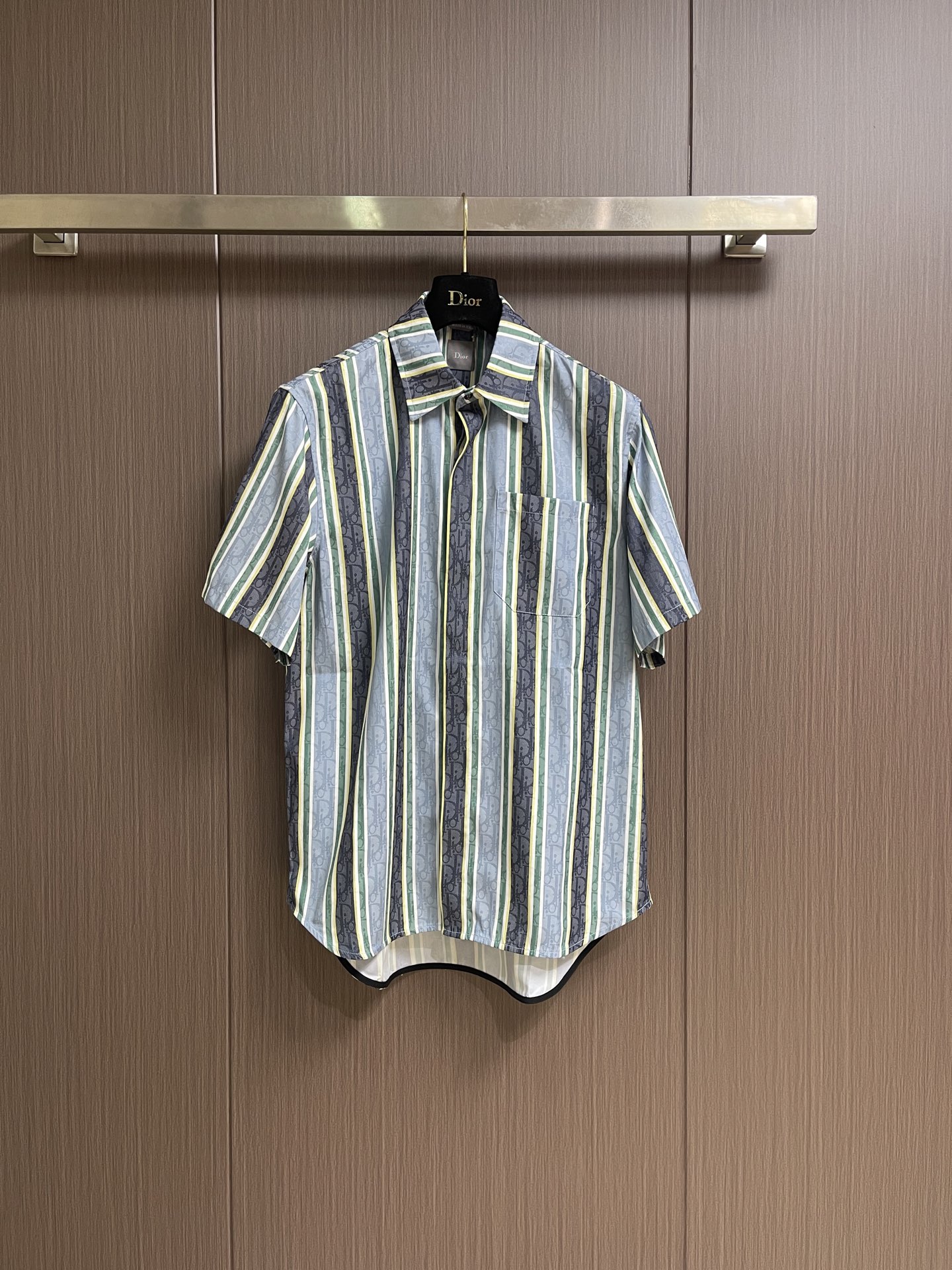 NO:909273,Tops Shorts Dior Vintage Vertical Striped Shirt Shorts Set. This shirt is from the Dioriviera limited series and is decorated with the Dior Oblique Sun Stripes pattern. The pattern combines Dior's classic patterns with interwoven stripes to highlight the extraordinary craftsmanship of the Dior atelier and also embodies the extraordinary craftsmanship of Jonathan Anderson.  Anderson's modern perspective. Crafted from blue and green cotton and mulberry silk blend jacquard fabrics, the classic silhouette features a hidden button placket. Easily matched with the collection's shorts. Available in sizes S-XL, dior, shorts, shirts,19860909上衣 短裤 Dior 复古竖纹衬衫短裤套装,这款衬衫来自 Dioriviera 限定系列,饰以 Dior Oblique Sun Stripes 图案.该图案将 Dior 经典图案与交织组合的条纹相搭配,彰显 Dior 工坊非凡的精湛工艺,同时也体现乔纳森安德森（Jonathan Anderson）的现代视角.采用蓝色和绿色棉质和桑蚕丝混纺提花面料精心制作,经典版型搭配隐藏式纽扣门襟.可与该系列的短裤轻松搭配.尺码S-XL,,dior,shorts,shirts,,Men's clothing