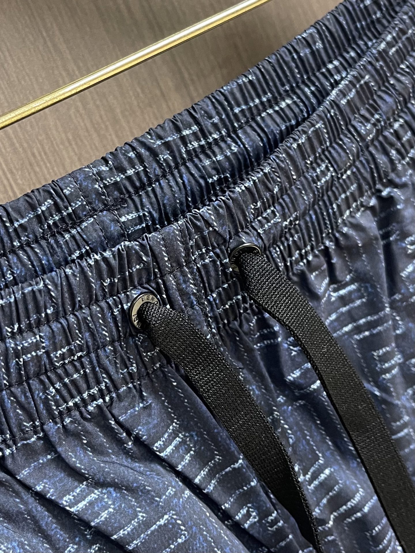 Fendi 男士休闲运动短裤，极致舒适和快速排汗是备受青睐的重点，提升穿着舒适度，适合有氧运动和越野跑条
