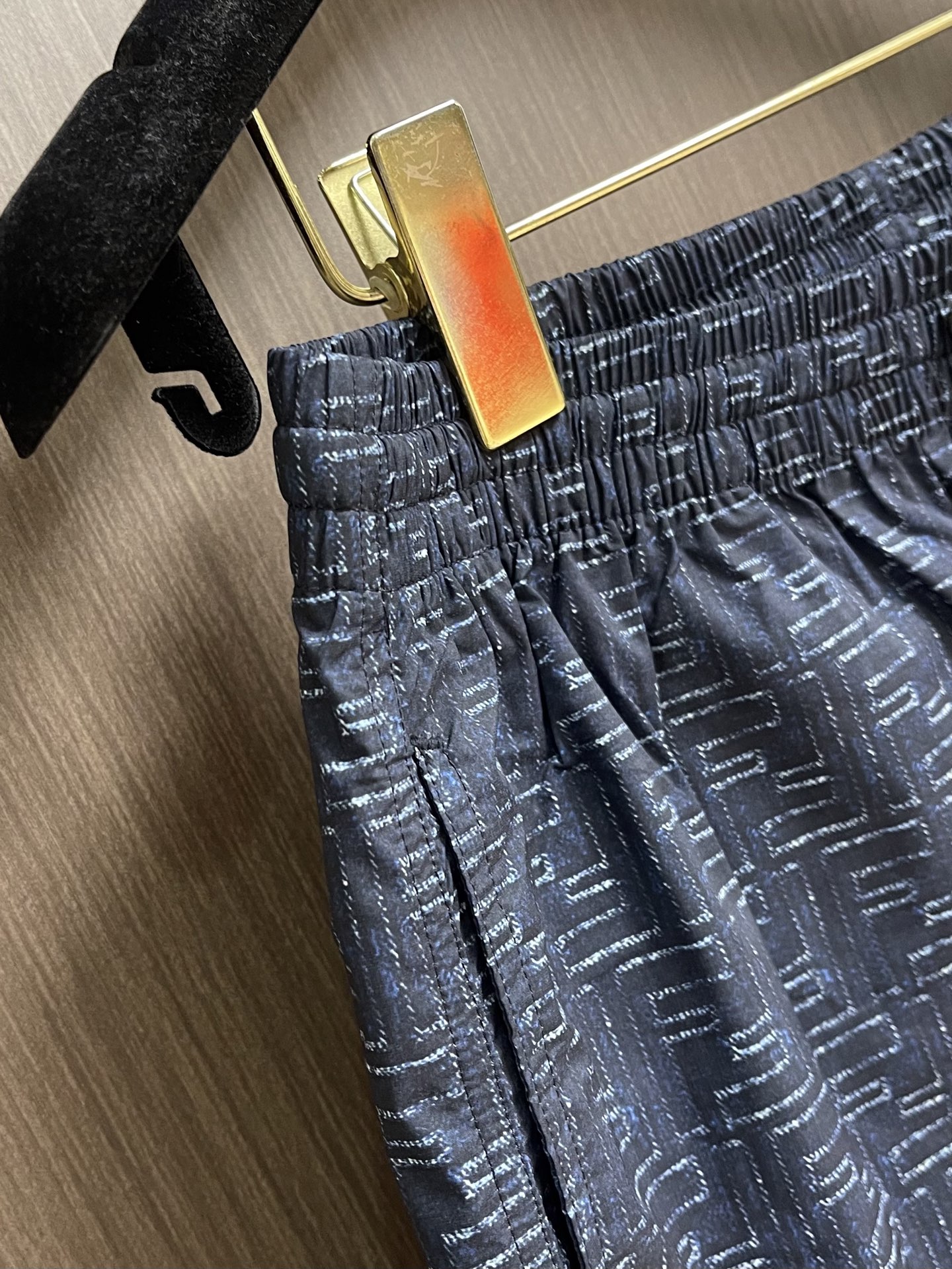 Fendi 男士休闲运动短裤，极致舒适和快速排汗是备受青睐的重点，提升穿着舒适度，适合有氧运动和越野跑条