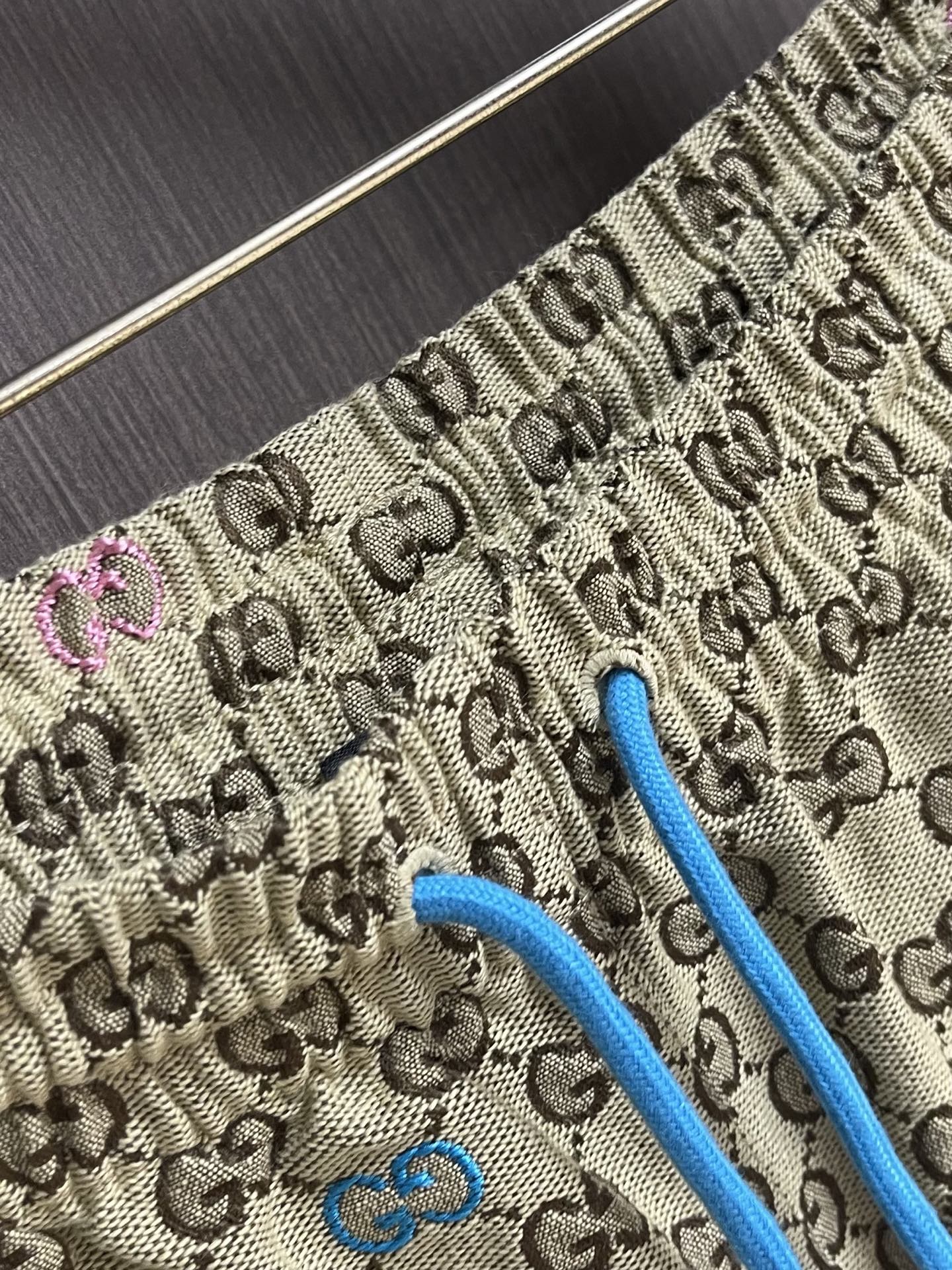 Gucci 2026SS夏季新款男士老花布中裤短裤，原版订织小刺绣双GG标识面料，面料质感很好，休闲旅游