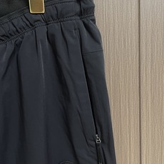 Moncler 2026ss早春新款男士休闲卫裤。很有时代气息 立体修身裁剪版型,休闲外出,居家都是最佳 Moncler 2026ss早春新款男士休闲卫裤。很有时代气息 立体修身裁剪版型,休闲外出,居家都是最佳