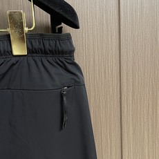Moncler 2026ss早春新款男士休闲卫裤。很有时代气息 立体修身裁剪版型,休闲外出,居家都是最佳 Moncler 2026ss早春新款男士休闲卫裤。很有时代气息 立体修身裁剪版型,休闲外出,居家都是最佳