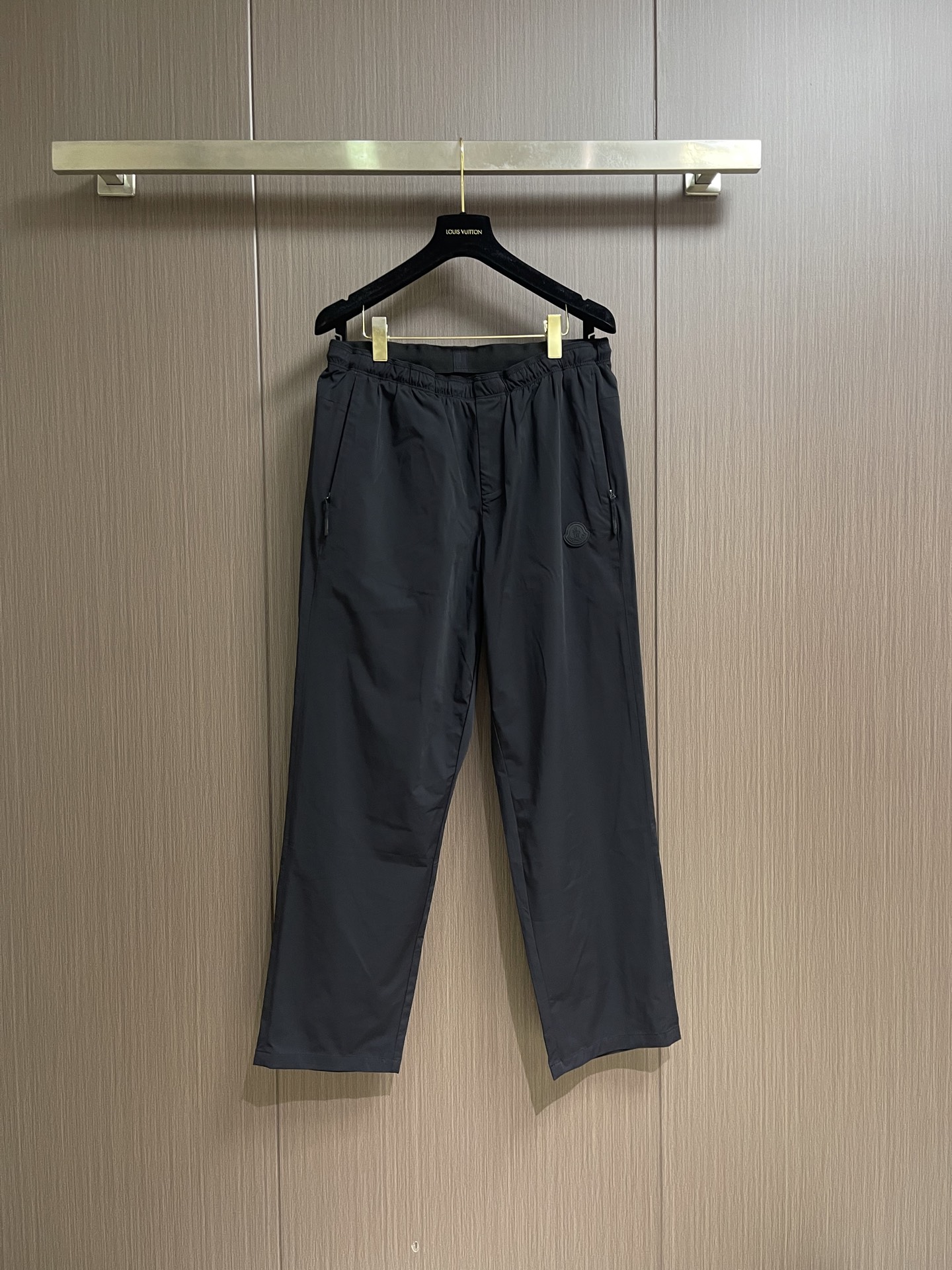 Moncler 2026ss早春新款男士休闲卫裤。很有时代气息 立体修身裁剪版型，休闲外出，居家都是最佳