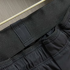 Moncler 2026ss早春新款男士休闲卫裤。很有时代气息 立体修身裁剪版型,休闲外出,居家都是最佳 Moncler 2026ss早春新款男士休闲卫裤。很有时代气息 立体修身裁剪版型,休闲外出,居家都是最佳