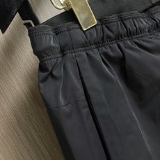 Moncler 2026ss早春新款男士休闲卫裤。很有时代气息 立体修身裁剪版型,休闲外出,居家都是最佳 Moncler 2026ss早春新款男士休闲卫裤。很有时代气息 立体修身裁剪版型,休闲外出,居家都是最佳