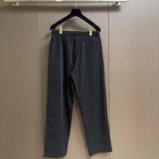 Moncler 2026ss早春新款男士休闲卫裤。很有时代气息 立体修身裁剪版型,休闲外出,居家都是最佳 Moncler 2026ss早春新款男士休闲卫裤。很有时代气息 立体修身裁剪版型,休闲外出,居家都是最佳