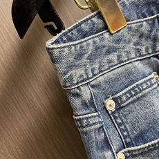 Loewe Anagram单宁牛仔裤 定制密芯凝纱料 舒适贴肤 质感十足 膝盖处饰以 Anagram 刺 Loewe Anagram单宁牛仔裤 定制密芯凝纱料 舒适贴肤 质感十足 膝盖处饰以 Anagram 刺