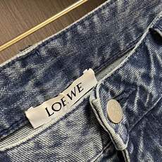 Loewe Anagram单宁牛仔裤 定制密芯凝纱料 舒适贴肤 质感十足 膝盖处饰以 Anagram 刺 Loewe Anagram单宁牛仔裤 定制密芯凝纱料 舒适贴肤 质感十足 膝盖处饰以 Anagram 刺