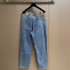 Loewe Anagram单宁牛仔裤 定制密芯凝纱料 舒适贴肤 质感十足 膝盖处饰以 Anagram 刺 Loewe Anagram单宁牛仔裤 定制密芯凝纱料 舒适贴肤 质感十足 膝盖处饰以 Anagram 刺