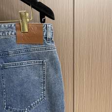 Loewe Anagram单宁牛仔裤 定制密芯凝纱料 舒适贴肤 质感十足 膝盖处饰以 Anagram 刺 Loewe Anagram单宁牛仔裤 定制密芯凝纱料 舒适贴肤 质感十足 膝盖处饰以 Anagram 刺