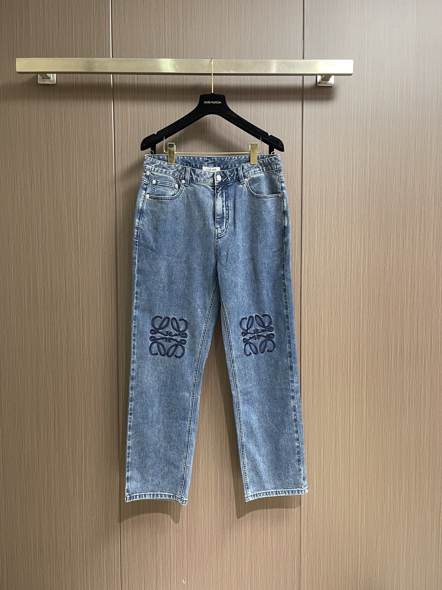 Loewe Anagram单宁牛仔裤 定制密芯凝纱料 舒适贴肤 质感十足 膝盖处饰以 Anagram 刺