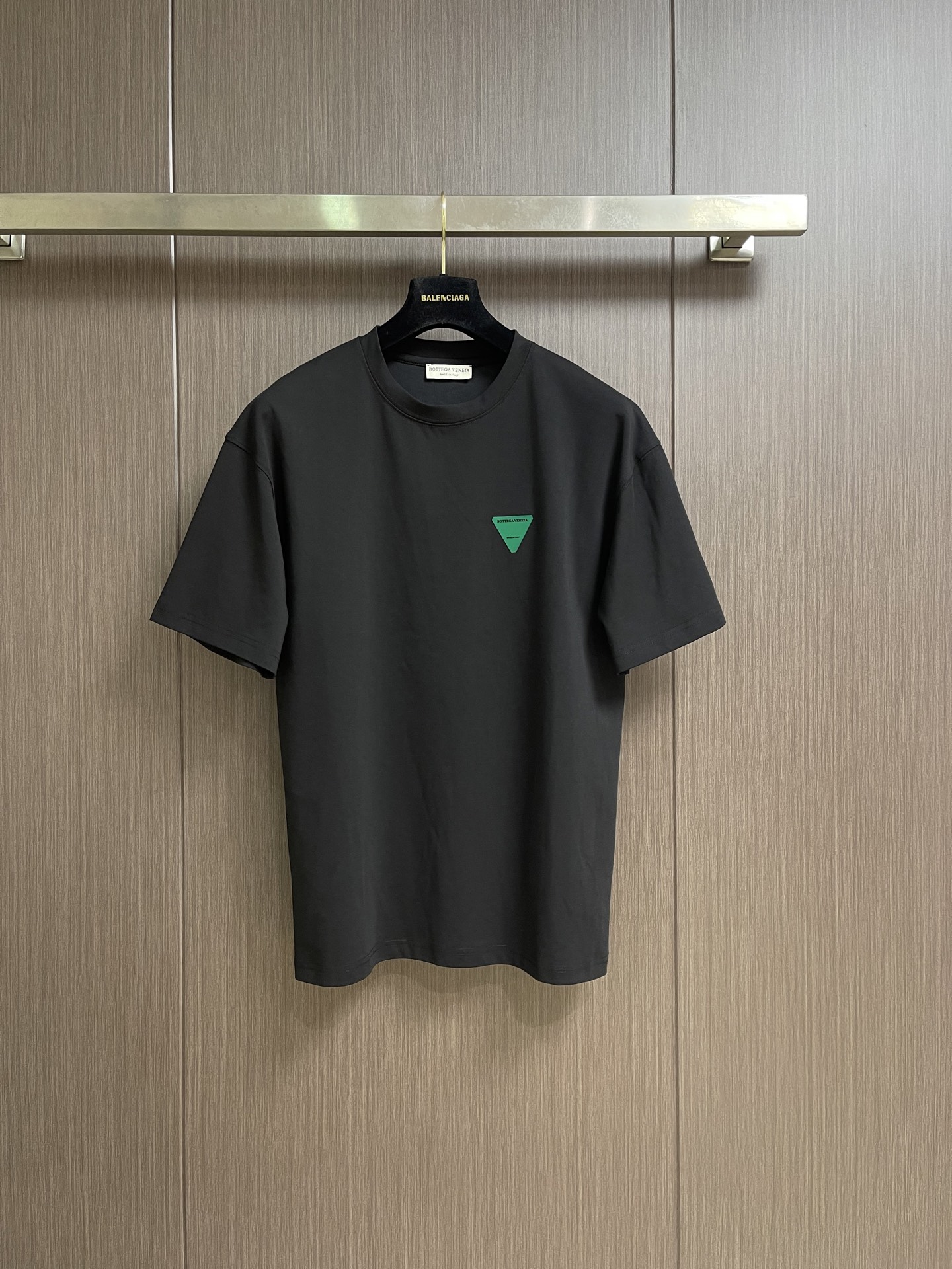 NO:950763,BV inverted triangle chest logo short-sleeved T-shirt, the originator of the knitting industry, simple but not simple minimalist tailoring, customer-supplied Sunrise cotton fabric, the texture is more nuanced, smooth and delicate, comfortable and breathable. The design and tailoring are in place without regrets, the fashionable and avant-garde shape of the upper body is perfect. The texture and visual sense are more intense. Sizes M-3XL,,bottega veneta,T-shirt,tees,t-shirt,19860909BV 倒三角胸标短袖T恤,编织界的鼻祖,简约不简单的极简裁剪,客供Sunrise棉质面料,质感更为细致入微,顺滑细腻,舒适透气.设计裁剪到位没有遗憾,时尚前卫的先锋造型上身足见完美.,质感及视觉感更加强烈.尺码M-3XL,,bottega veneta,T-shirt,tees，t-shirt,,Men's clothing