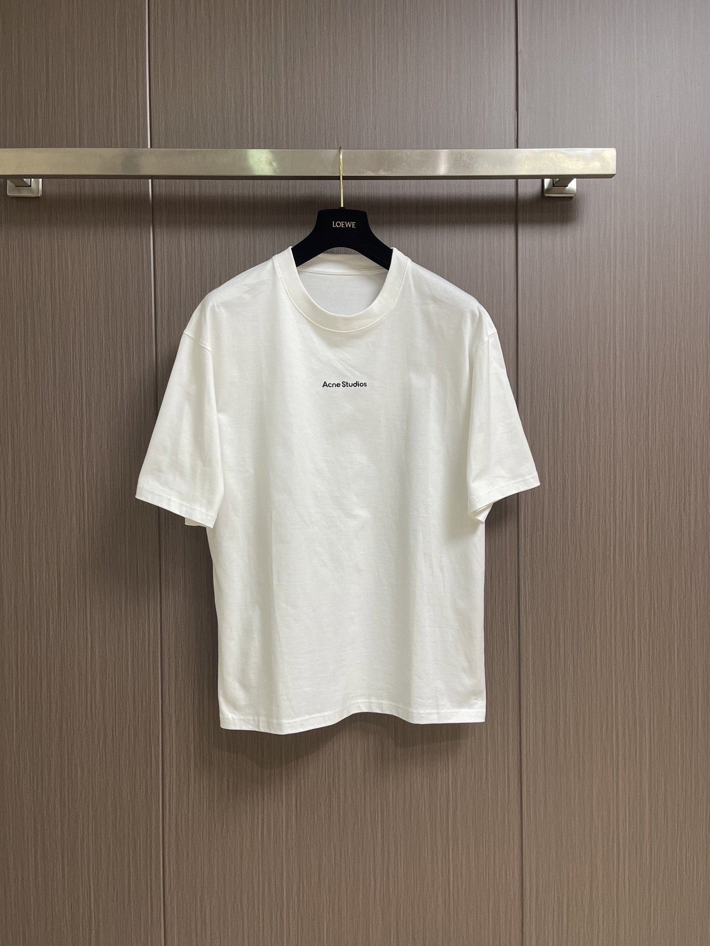 NO:950683,Acne Studios logo short-sleeved T-shirt, custom-made Yunrou long-staple cotton fabric, with the Acne Studios fluorescent logo displayed on the chest as the soul, infrared positioning heat transfer process, infrared alignment of the Acne Studios logo pattern, the position is more precise, and the thermal transfer material is used to process, and the fabric is baked to fix the printed pattern, which is firm, durable and beautiful. It adopts the washing and frying process. Prioritize the special desizing agent, and then soak the fabric in it. After evenly sizing and desizing, it is finally rinsed, and the workmanship is extremely complicated.  High loss. Sizes S-XL,,acne studios,dior,T-shirt,tees,t-shirt,19860909Acne Studios 徽标短袖T恤,定制云柔长绒棉面料,胸口展示Acne Studios荧光徽标为灵魂,红外线定位烫画工艺,红外线对位Acne Studios徽标图案,位置更为精准,利用热转印材料进行处理,烘烤织物以固定印刷图案,牢固结实 持久美观.采用洗水炒色工艺.优先选择特制的退浆剂,再将布料浸泡其中.均匀受浆退浆后,最终再进行漂洗,做工复杂至极 损耗高.尺码S-XL,,acne studios,dior,T-shirt,tees，t-shirt,,Men's clothing
