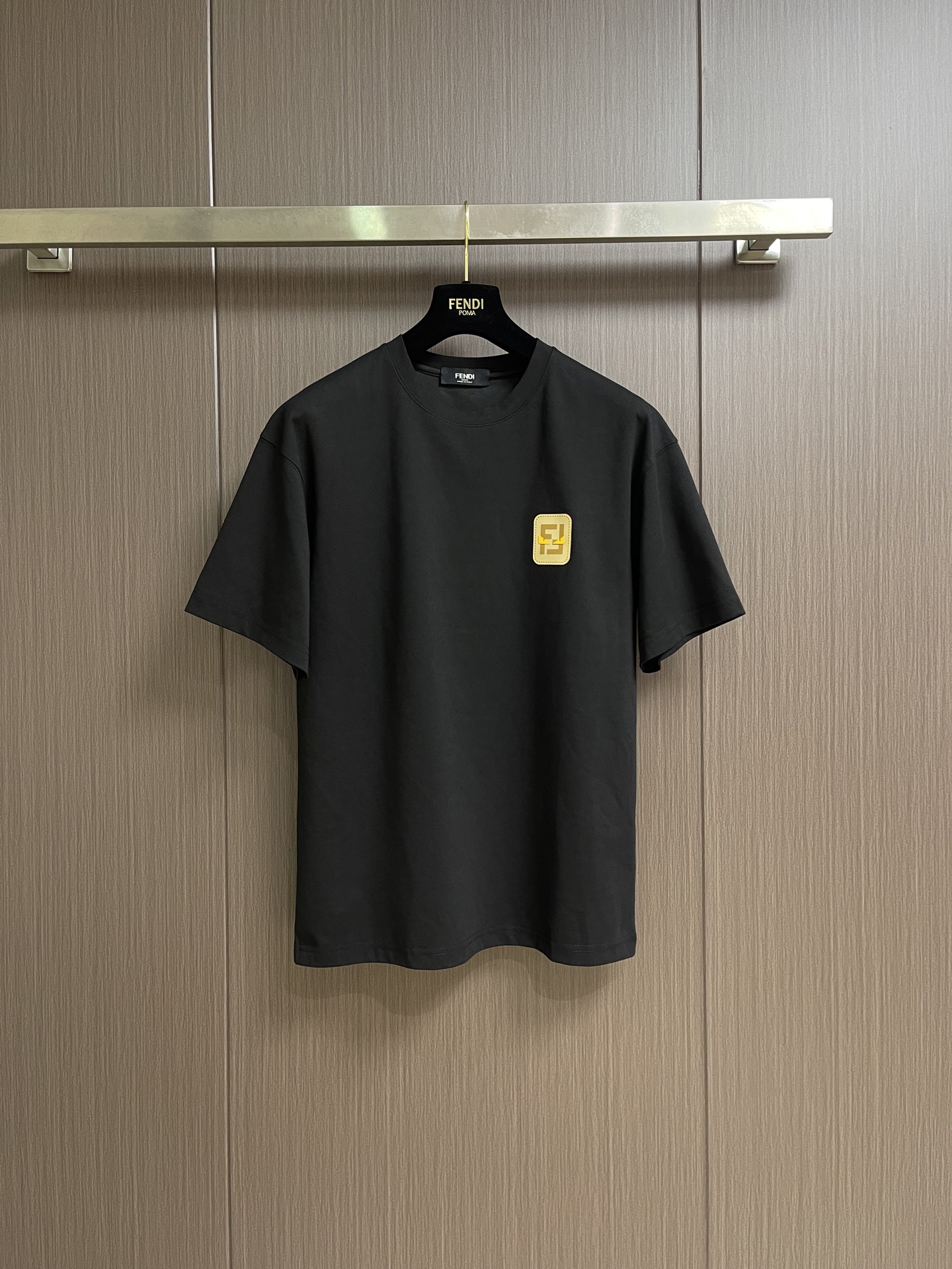 NO:950773,fendi 2026ss early spring new style Zhangzi short-sleeved T-shirt, light luxury, a must-have item for daily commuting for men and women, 320 grams of pure cotton double yarn jersey fabric, special thickening of 32 double-ply 1x1 threads in the same cylinder, high-definition digital direct-injection letter logo printing, double-needle stitching and cross-stitching technology. Size M-3XL,, fendi, T-shirt, tees, t-shirt,19860909fendi 2026ss早春新款 章仔短袖T恤,轻奢主义,男女日常通勤穿搭必备单品,320克纯棉双纱汗布面料,同缸定染特种加粗32支双股1x1螺纹,高清数码直喷字母logo印花,双针车线跨缝工艺.尺码M-3XL,,fendi,T-shirt,tees，t-shirt,,Men's clothing