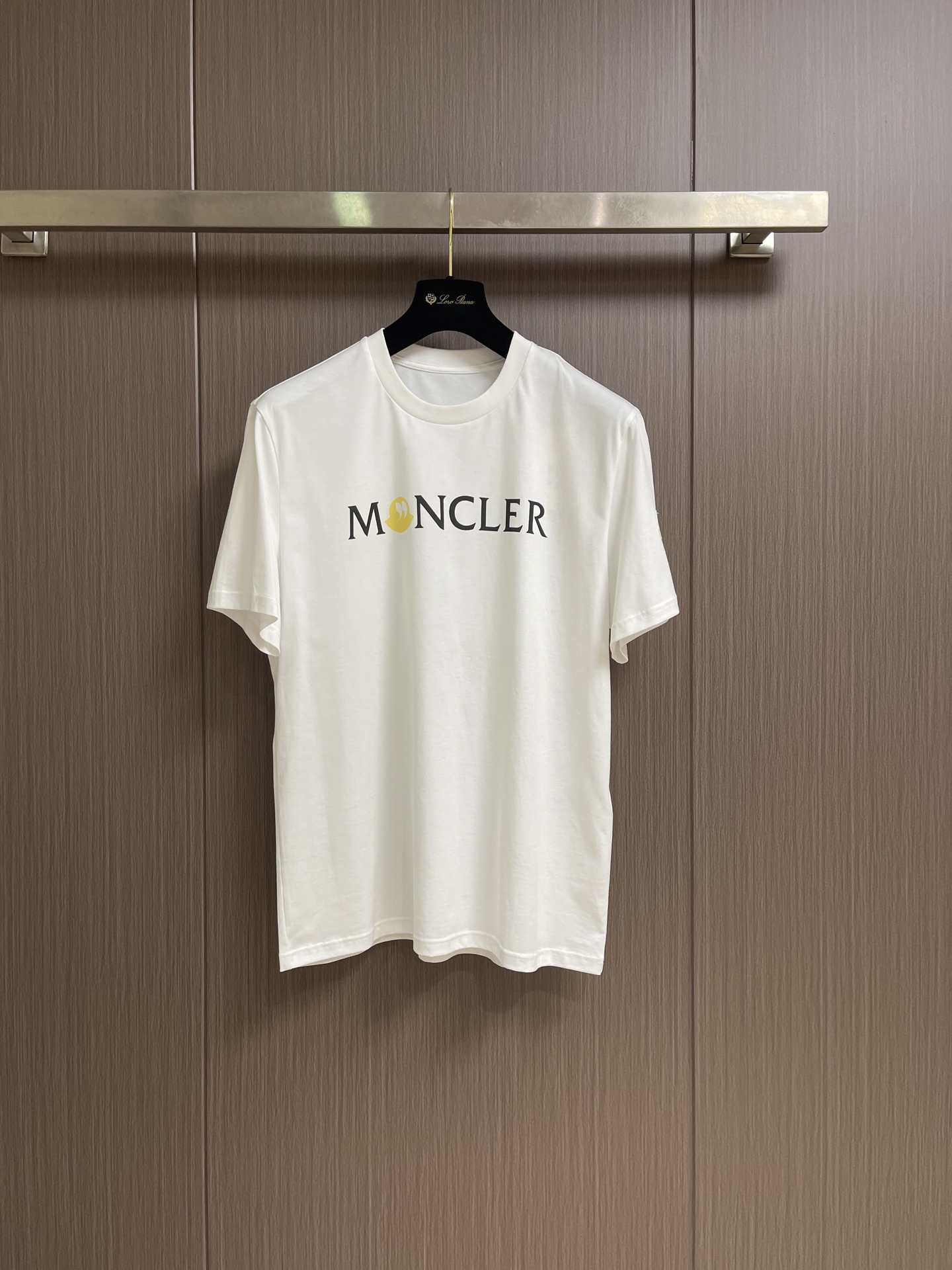 NO:950701,MONCLER  2026ss new spring and summer short-sleeved T-shirt. The fabric is made of Xinjiang long-staple cotton. The fiber length and strength are far longer than ordinary cotton. The fabric is anti-pilling, anti-stretching, breathable and sweat-absorbent, suitable for summer wear. The woven fabric has both softness and stiffness, is not too thin, and at the same time maintains the  The long-staple cotton has a 'silk-smooth' touch and is highly skin-friendly. The MONCLER brand personalized design letters on this T-shirt are designed and printed, highlighting the low-key charm of personality. Sizes S-XXL, T-shirt, tees, t-shirt,19860909MONCLER 2026ss春夏新款短袖T恤,面料采用新疆长绒棉,纤维长度和强度远超普通棉,面料抗起球、抗拉伸,且透气吸汗,适合夏季穿着.织出的面料兼具柔软度与挺括感,不会过于单薄,同时保留长绒棉“丝绸般顺滑”的触感,亲肤性强.这款T恤的MONCLER品牌个性设计字母做了设计印花,彰显个性低调的魅力.尺码S-XXL,,T-shirt,tees，t-shirt,,Men's clothing