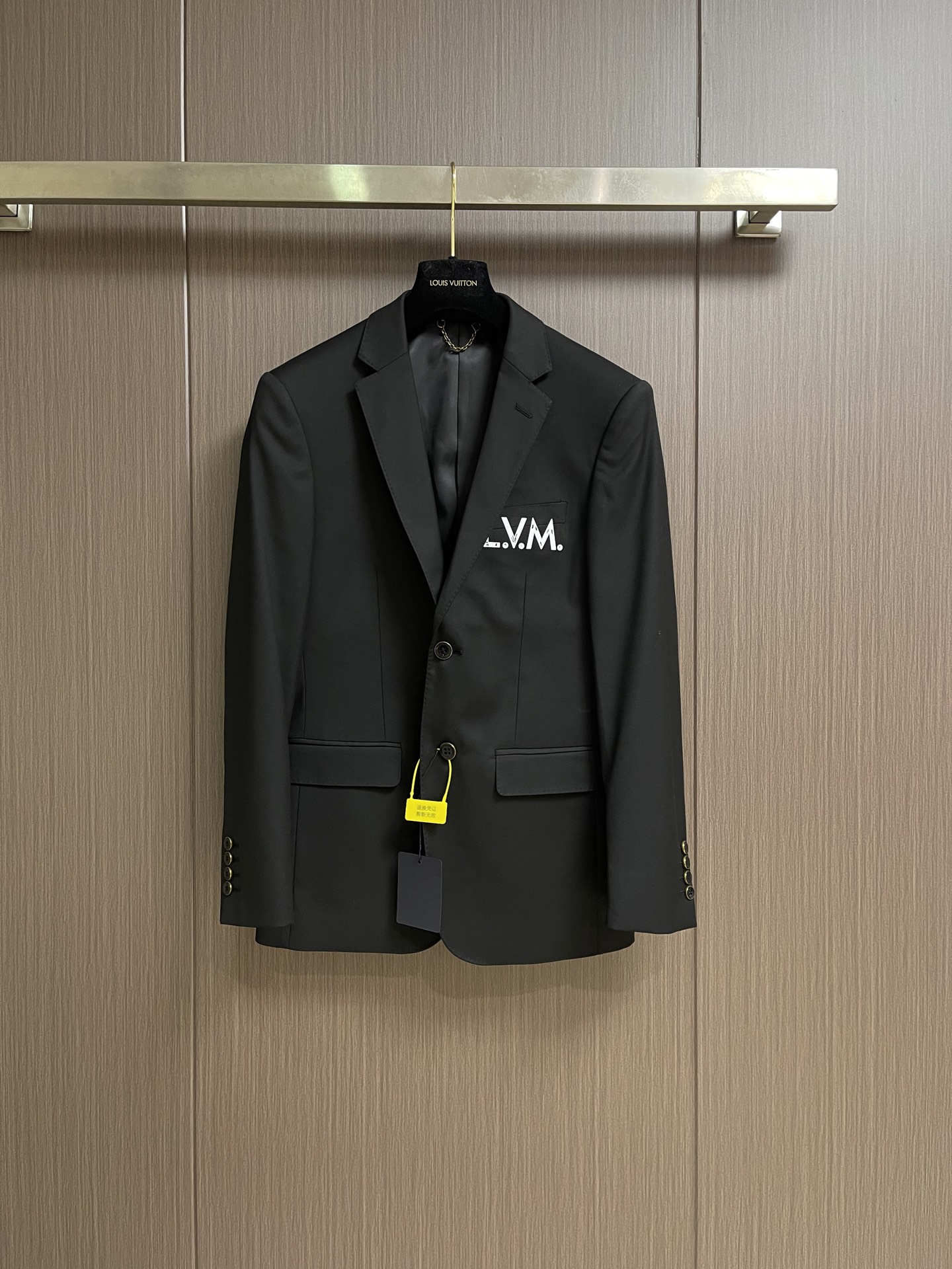 NO:950819,The whole set can be sold separately, single suit, trousers, LV 2026SS men's blazer and trousers suit, with 'L.V.M.' print on the chest, simple and recognizable. High-quality fabrics, neat tailoring, symmetrical flap pockets, perfect details! Inspired by Indian culture, blending travel and urban elite style, suitable for formal occasions or layering, easily creating a fashionable layering. Pants size 29-38 Suit size 46-58 Suit  Size 46, length 73, shoulder width 43.5, chest 100, size 48, length 75, shoulder width 45, chest 104, size 50, length 77, size 50, length 77, size 52, length 79, size 52, length 79, size 54, length 81, size 54, length 81, shoulder width 48.6, size 56, length 81, size 56, length 81, shoulder width 49.8  Bust 120, size 58, length 82, shoulder width 51, bust 124, trousers size 29, length 101, waist 73, hips 91, size 30, size 103, waist 75, hips 93, size 31, length 103, waist 79, hips 97, size 32, size 32, length 105, waist 81, hips 99, size 33, length 105  Waist 83 Hips 103 Size 34 Pants length 105 Waist 87 Hips 105 Size 36 Pants length 107 Waist 91 Hips 109 Size 38 Pants length 109 Waist 97 Hips 115,,louis vuitton,jackets & coats,business suit,19860909整套 可拆卖 单西服 西裤 LV 2026SS男装西装外套西裤套装,胸前 “L.V.M.”印花,简约又有辨识度好.高品质面料,剪裁利落,对称翻盖口袋,细节满分!灵感源自印度文化,融合旅行与都市精英风格,适合正式场合或叠穿,轻松打造时尚层次感.西裤码数29-38 西服码数46-58 西服 46码衣长73 肩宽43.5胸围100 48码衣长75 肩宽45 胸围104 50码衣长77 肩宽46.5胸围108 52码衣长79 肩宽47.4胸围112 54码衣长81 肩宽48.6 胸围116 56码衣长81 肩宽49.8 胸围120 58码衣长82 肩宽51胸围124 西裤 29码 裤长101腰围73臀围91 30码 裤长103 腰围75臀围93 31码裤长103 腰围79臀围97 32码 裤长105 腰围81 臀围99 33码 裤长105 腰围83臀围103 34码 裤长105 腰围87臀围105 36码 裤长107 腰围91臀围109 38码 裤长109 腰围97臀围115,,louis vuitton,jackets & coats,business suit,,Men's clothing
