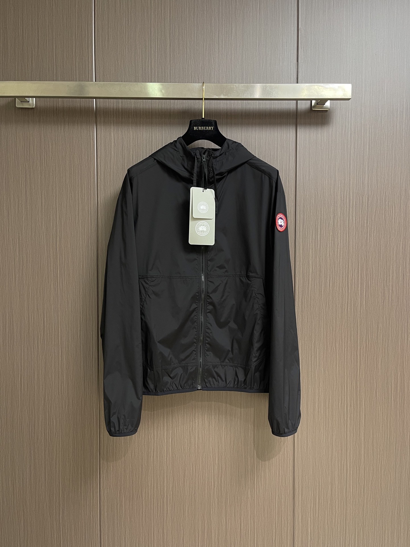 NO:911663,Tops pants Canada Goose Canada Goose  2026SS new spring and summer hooded jacket and trousers suit, lightweight wind and sun protection, essential functions for outdoor commuting, spring and summer lightweight ace item, completely free from heavy constraints, the whole piece is made of lightweight functional nylon fabric, sun protection and water repellent double buffs, it will not be suffocating when exposed to the sun in summer  , it can cope with sudden light rains calmly, and the fabric is wrinkle-resistant and requires no care. It will not wrinkle when you put it in the bag and take it out. The low-saturation retro military green color is high-end and durable. The light green contrasting edge on the cuff hem is the finishing touch, breaking the monotonous solid color; the classic Arctic map embroidered black label on the left arm is highly recognizable.  It is full but not too ostentatious, and those who understand the brand can see the quality at a glance. The adjustable drawstring hood design provides wind and sun protection when going out; custom embossed webbing zippers, hidden pockets on both sides to store small items; slightly loose shoulder design, easy to control whether tall or short, fat or thin, and refreshing and neat when worn alone.  It will not be bulky when worn in layers. It is professional and practical for outdoor camping and hiking. It is low-key and luxurious for daily work and shopping. It can be split and matched with all the bottoms in the wardrobe. The complete set of accessories and tags is complete, the workmanship is solid and durable, and it will never go out of style in all seasons. Sizes S-XL, jackets  & coats,hats,19860909上衣 裤子 Canada Goose 加拿大鹅 2026SS春夏新品连帽外套长裤套装,轻量防风防晒,户外通勤刚需机能,春夏轻量化王牌单品,彻底摆脱厚重的束缚,整件轻量机能尼龙面料,防晒防泼水双buff拉满,夏天暴晒不闷热,突降小雨也能从容应对,面料抗皱免打理,塞进包里拿出来也不会皱巴巴.低饱和复古军绿配色高级耐看,袖口下摆浅绿撞色包边是点睛设计,打破单调纯色；左臂经典北极地图刺绣黑标,辨识度拉满却不会过于张扬,懂品牌的一眼看出质感.可调节抽绳连帽设计,出门防风遮阳；定制压印织带拉链,双侧隐形口袋收纳随身小物；微宽松落肩版型,高矮胖瘦都能轻松驾驭,单穿清爽利落,叠穿也不会臃肿.户外露营、爬山徒步穿专业实用,日常上班、逛街穿低调轻奢,拆分搭配衣柜所有下装；全套辅料吊牌齐全,做工扎实耐穿,四季实穿永不过时.尺码S-XL,,jackets & coats,hats,,Men's clothing