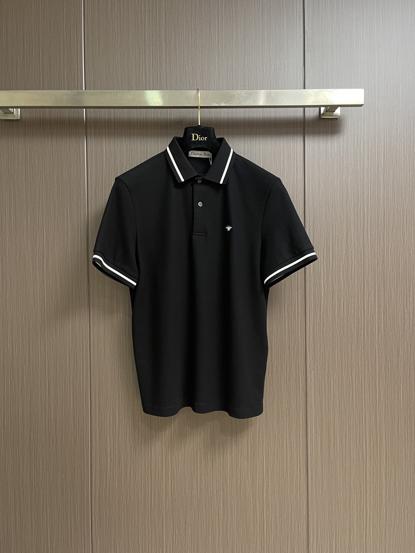NO:950810,Dior Little Bee Logo Embroidered Piqué Cotton Polo Shirt This modern-style Polo shirt is a reflection of Dior's long heritage. The Little Bee logo and POLO collar short sleeves cleverly contrast, and the brand's classic image is ready to come out. Sizes S-XXL, dior, T-shirt,19860909Dior 小蜜蜂标识刺绣珠地棉Polo衫 这款现代风格的Polo衫是Dior悠久传承的写照.小蜜蜂标识与POLO领短袖巧妙映衬,品牌经典形象呼之欲出.尺码S-XXL,,dior,T-shirt,,Men's clothing