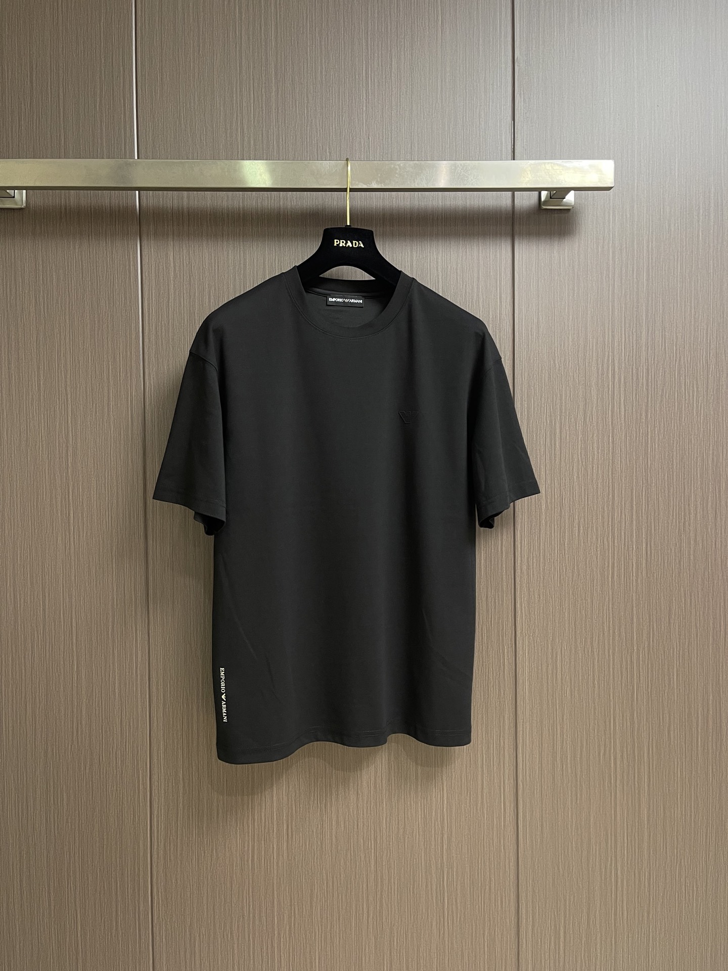 NO:911695,EA Armani 2026ss summer new round neck short-sleeved T-shirt, customized pure cotton fabric, high-precision seal pattern, perfect detail processing, complete three standards. Sizes M-3XL, armani, T-shirt, tees, t-shirt,19860909EA阿玛尼 2026ss夏季新款圆领短袖T恤,定制纯棉面料,高精密仔章图案,完美细节处理,三标齐全.尺码M-3XL,,armani,T-shirt,tees，t-shirt,,Men's clothing