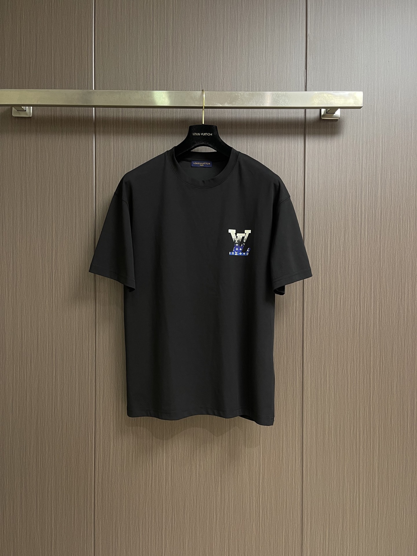 NO:911699,LV  The light-changing LOGO jacquard casual round-neck short-sleeved T-shirt unlocks a new fashion attitude and is an excellent choice for casual wear. Its unique light-changing letter design, the letters seem to be naturally smudged in the gradient color, smart and unique, breaking the monotony and adding an artistic atmosphere to the whole. The round-neck design is simple and elegant, fitting the neck line, comfortable and comfortable.  The fabric is soft and skin-friendly, has good elasticity, and allows you to move freely without restraint. Whether it is worn with jeans to create a casual street style or with casual pants to create a lazy literary style, it can be easily controlled. Wear it and stroll on the streets to show your fashion attitude and personality charm, making you stand out from the crowd. Sizes M-3XL, louis  vuitton,jeans,T-shirt,tees,t-shirt,19860909LV 浅变LOGO标识提花休闲圆领短袖T恤,解锁时尚新姿态,是休闲穿搭的绝佳之选.其独特的浅变字母设计,字母仿佛在渐变色彩中自然晕染,灵动又别致,打破单调,为整体增添艺术氛围.圆领设计简约大方,贴合颈部线条,舒适又自在.面料柔软亲肤,具有良好的弹性,活动自如无束缚.无论是搭配牛仔裤,打造随性街头风；还是配休闲裤,营造慵懒文艺范,都能轻松驾驭.穿上它,漫步街头,尽显时尚态度与个性魅力,让你在人群中脱颖而出.尺码M-3XL,,louis vuitton,jeans,T-shirt,tees，t-shirt,,Men's clothing