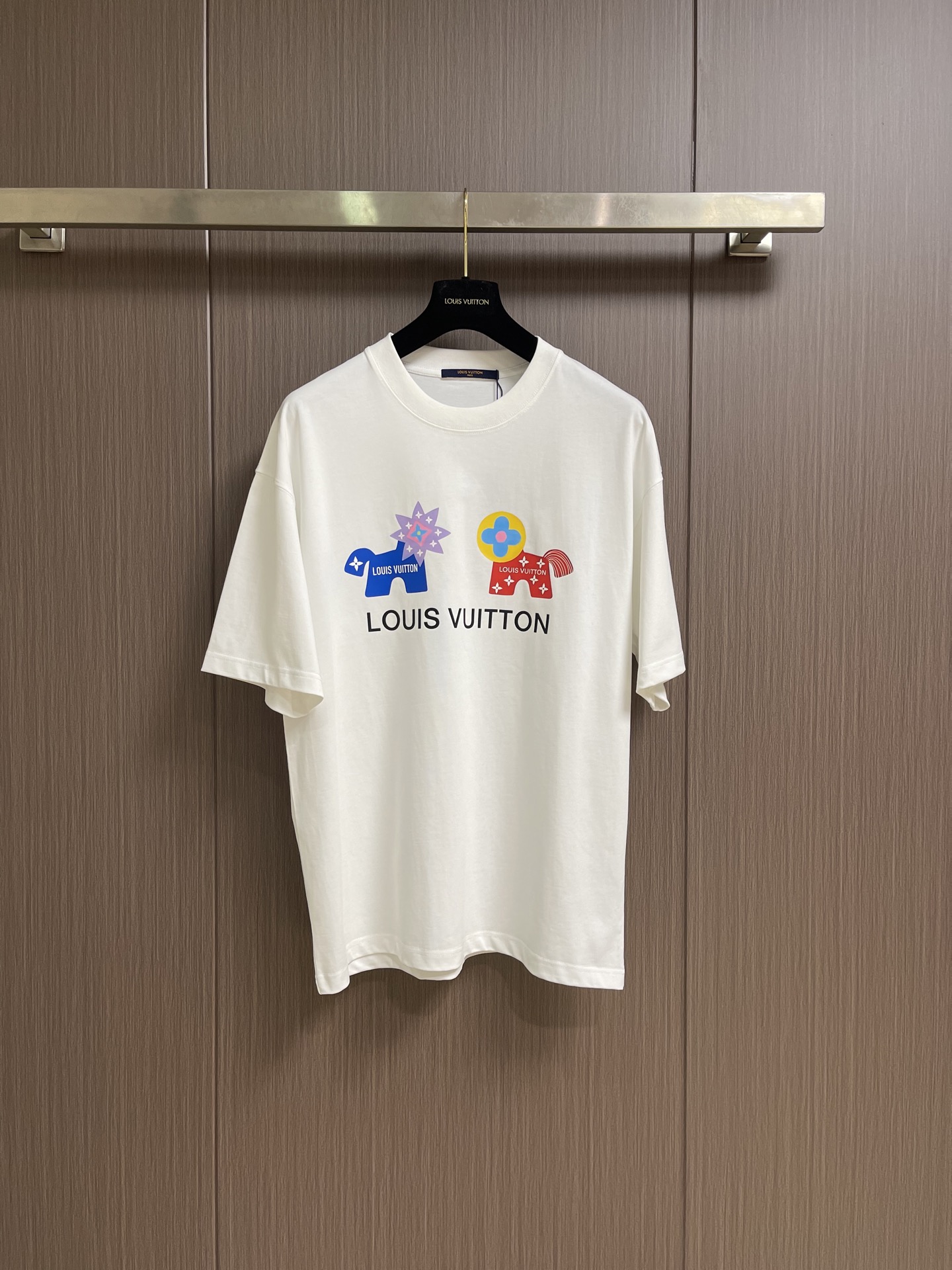 NO:911710,LV cartoon print round neck short-sleeved T-shirt, 2026ss spring new 3D cartoon doll series T-shirt, age-reducing and cute, lifelike and full of vitality, 3D three-dimensional realistic heat transfer process, very lifelike, the fabric is made of 26 double yarn cotton, 220G weight, super texture, the white fabric is very gentle and elegant, black is versatile and casual, luxurious and upscale. Size S-XXL S size, length 73, bust 110, shoulder width 53  M size dress length 74, bust 114, shoulder width 55, L size, dress length 75, bust 118, shoulder width 57,19860909LV 卡通印花圆领短袖T恤,2026ss春款新款3D卡通玩偶系列T恤,减龄又可爱 栩栩如生 活力满满 3D立体逼真烫画工艺 非常逼真,面料采用26支双纱全棉 220G重 质感超强,白色面料非常温柔大气 黑色百搭随意 奢华大气上档次.尺码S-XXL S码 衣长73 胸围110 肩宽53 M码衣长74 胸围114 肩宽55 L码 衣长75 胸围118 肩宽57 XL码 衣长76 胸围122 肩宽59 XXL码衣长77 胸围126 肩宽61,,louis vuitton,T-shirt,tees，t-shirt,,Men's clothing