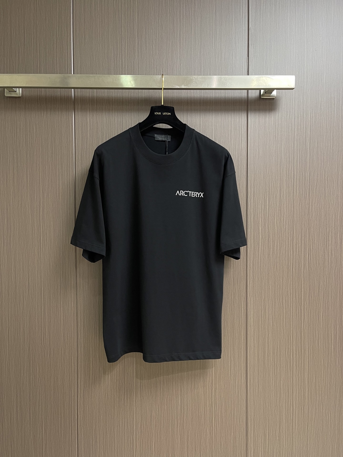 NO:911715,Arcteryx 2026SS printed short-sleeved T-shirt is made of 60-count double-strand, 270g cotton fabric. The upper body is breathable, never pilling, soft and comfortable to the touch, and the whole garment is flat-laid and three-dimensional. The neckline and hem are double-narrow flat-laid. Customized side labels, complete accessories, full texture. Sizes S-XXL S, length 73, bust 110, shoulder width 53, size M, length 74, bust 114  Shoulder width 55 L, length 75 Chest 118 Shoulder width 57 XL, length 76 Chest 122 Shoulder width 59 XXL length 77 Chest 126 Shoulder width 61, arc'teryx, T-shirt, tees, t-shirt,19860909Arcteryx始祖鸟 2026SS 印花短袖T恤 采用60支双股,270g全棉面料.上身透气,绝不起球,手感柔软舒适,全衣平车走线立体剪裁.领口,下摆双窄针平车.定制侧标,辅料齐全,质感十足.尺码S-XXL S码 衣长73 胸围110 肩宽53 M码衣长74 胸围114 肩宽55 L码 衣长75 胸围118 肩宽57 XL码 衣长76 胸围122 肩宽59 XXL码衣长77 胸围126 肩宽61,arc'teryx,T-shirt,tees，t-shirt,,Men's clothing
