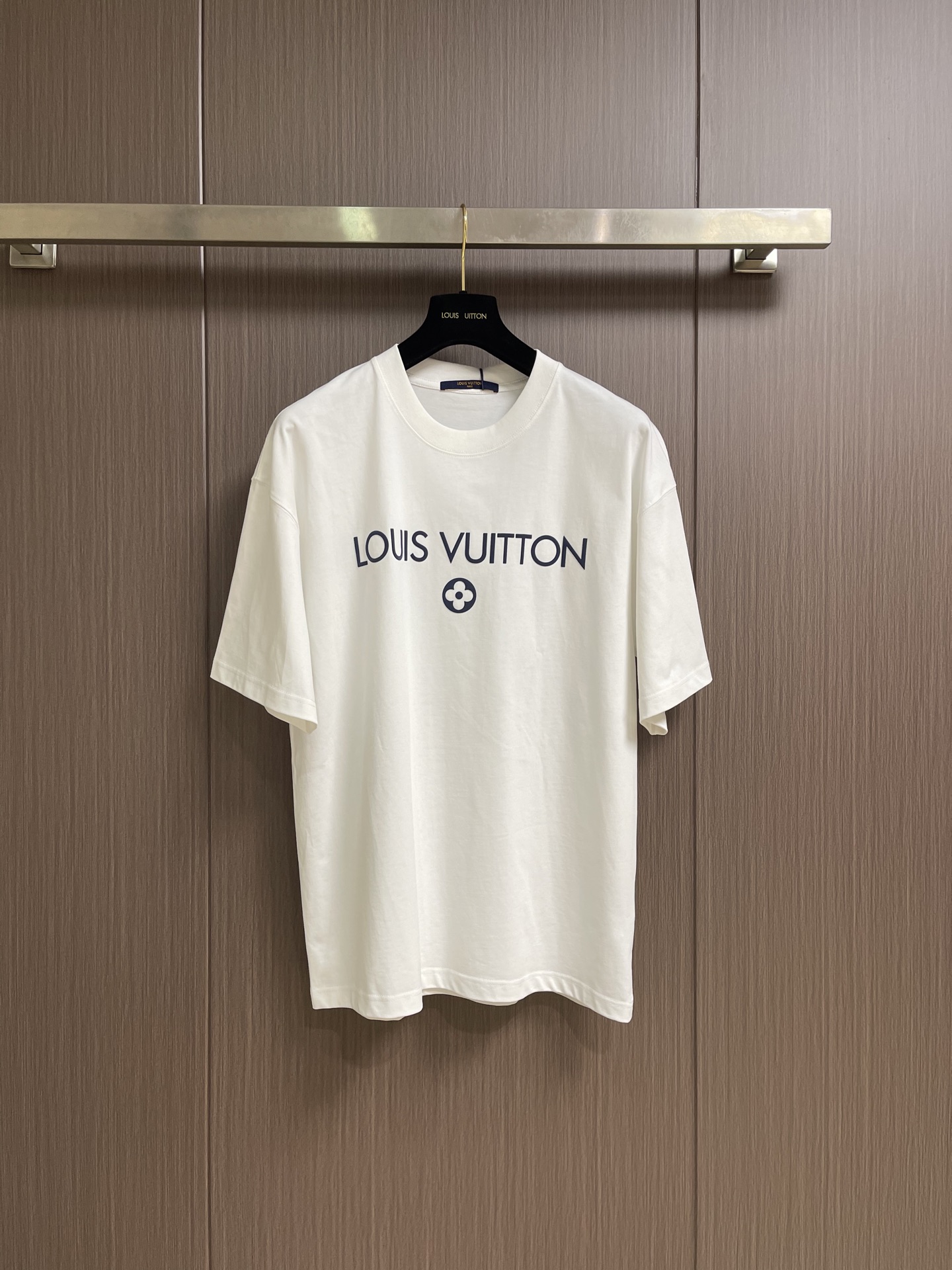 NO:911719,LV 2026SS limited new brand logo printed short-sleeved T-shirt, basic simple and versatile style, the fabric is made of high-weight knitted cotton fabric, soft and solid, perfect texture, sharp contrast, as always loose version, easy for boys and girls to control, same style for men and women. Sizes S-XXL S size Length 73 Bust 110 Shoulder width 53 M size Length 74 Bust 114 Shoulder width 55 L size Length 75  Bust: 118, shoulder width: 5719860909LV 2026SS 限定新品logo印花短袖T恤,基础简约百搭款式,面料采用是高克重的针织棉布料,柔软扎实,质感满分,对比鲜明,一如既往的宽松版型,男生女生轻松上身驾驭,男女同款.尺码S-XXL S码 衣长73 胸围110 肩宽53 M码衣长74 胸围114 肩宽55 L码 衣长75 胸围118 肩宽57 XL码 衣长76 胸围122 肩宽59 XXL码衣长77 胸围126 肩宽61,,louis vuitton,T-shirt,tees，t-shirt,,Men's clothing