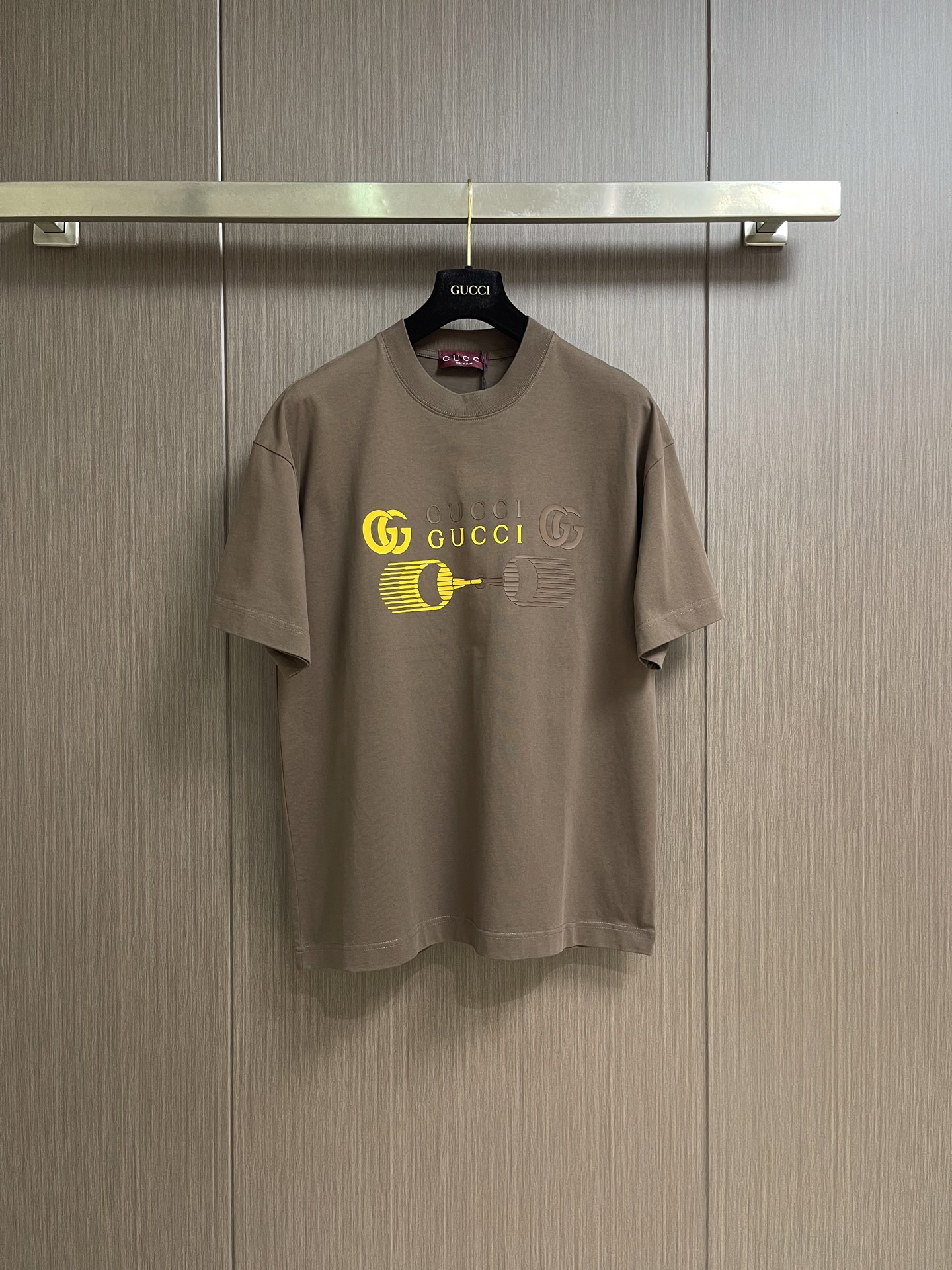 NO:911723,GUCCI 2026ss new spring and summer round neck short-sleeved T-shirt, 300g cotton fabric, soft and skin-friendly, wide and drapey. The four-line dense edge is finely made, the front logo printing is simple and elegant, and the three standards are complete. The same style for men and women. Sizes S-XXL S code length 73 bust 110 shoulder width 53 M size length 74 bust 114 shoulder width 55 L size length 75  Bust 118, shoulder width 57, XL length, 76 bust, 122 shoulder width, 59 XXL length, 77 bust, 126 shoulder width, 61, gucci, T-shirt, tees, t-shirt,19860909GUCCI 2026ss春夏新品圆领短袖T恤,全棉300g面料,柔软亲肤,挺阔有垂坠感.四线密边做工精细,前幅logo印花简洁大方,三标齐全,男女同款.尺码S-XXL S码 衣长73 胸围110 肩宽53 M码衣长74 胸围114 肩宽55 L码 衣长75 胸围118 肩宽57 XL码 衣长76 胸围122 肩宽59 XXL码衣长77 胸围126 肩宽61,,gucci,T-shirt,tees，t-shirt,,Men's clothing