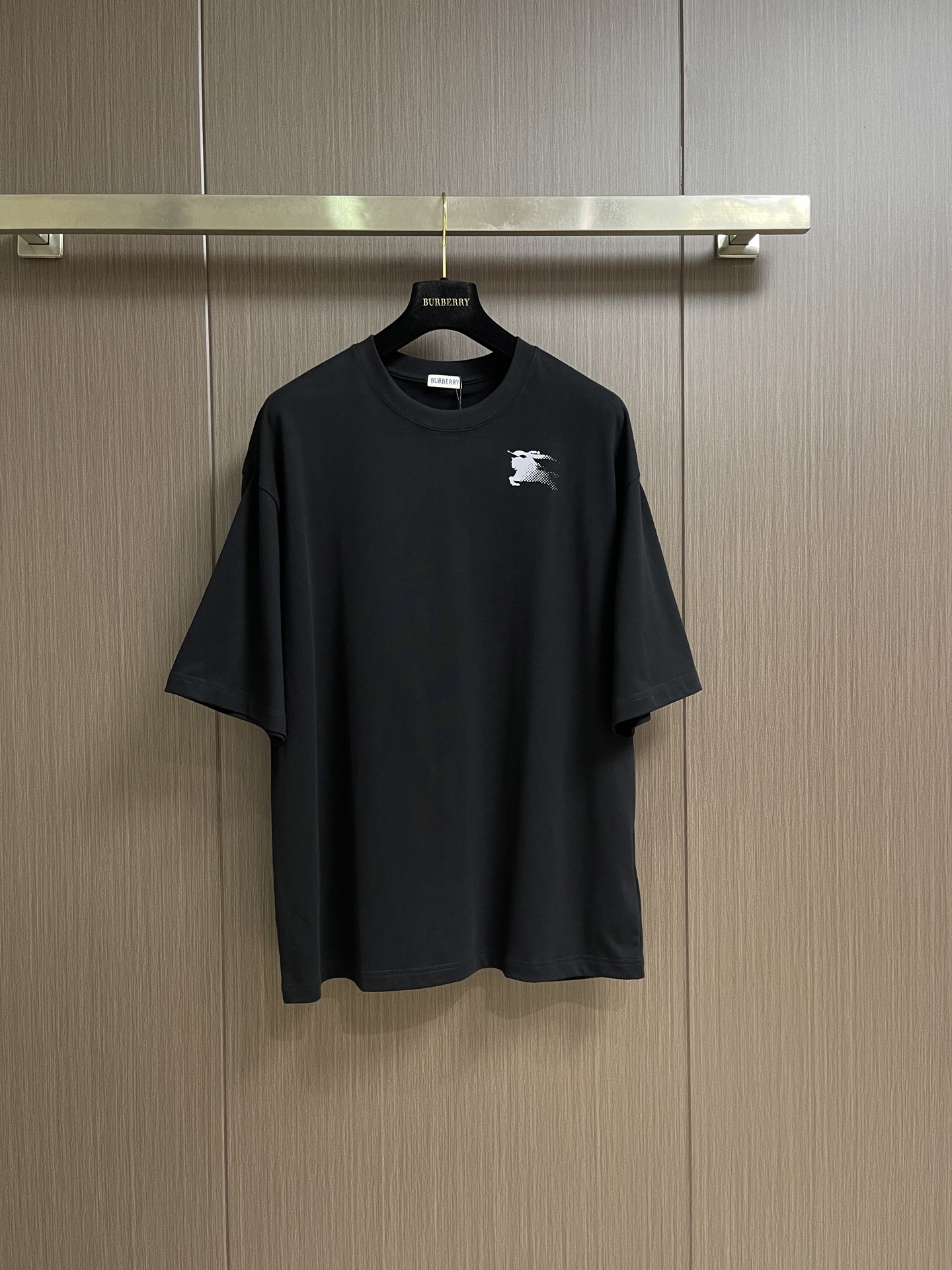NO:914595,Burberry 2026ss spring and summer new imported knitted plain cotton round neck short-sleeved T-shirt, the same fashionable gradient war horse pattern printed loose casual short-sleeved T-shirt for men and women!  This T-shirt is made of custom-made plain cotton. The texture of the plain cotton is tight and even, and the fibers are regularly arranged, which makes it extremely breathable!  At the same time, it also has excellent hygroscopicity, which can quickly absorb sweat on the surface of the skin and spread it to the surface of the fabric, speeding up the evaporation rate and further improving the comfort of wearing it!  The gradient war horse pattern print on the chest and back panels echoes each other, which is not too ostentatious and allows you to stand out from the crowd and is full of recognition!  The loose shoulder design breaks the constraints of traditional T-shirts and gives the body more free space!  The dropped shoulder design cleverly modifies the shoulder lines, making the shoulders look softer and more natural, while also adding a lazy and casual temperament!  The loose version is suitable for people of all shapes and sizes. Whether you are a slim fashionista or a plump personality, it can perfectly accommodate your figure and show your unique charm!  Sizes XS-S-M-L19860909Burberry 2026ss春夏新款进口针织平纹棉布圆领短袖T恤,男女同款时尚渐变战马图案印花宽松休闲短袖T恤衫！这款T恤采用客供定制平纹棉布,平纹棉布的质地紧密而均匀,纤维排列规整,这使得它具有极佳的透气性！同时它还拥有出色的吸湿性,能够迅速吸收皮肤表面的汗水,并将其扩散到面料表面,加快蒸发速度,进一步提升了穿着的舒适度！胸前与后幅相呼应的渐变战马图案印花,既不会过于张扬,又能让你在人群中脱颖而出,充满辨识度！宽松落肩的版型设计,打破了传统T恤的束缚感,给予身体更多的自由空间！落肩的设计巧妙地修饰了肩部线条,让肩部看起来更加柔和自然,同时也增添了一份慵懒随性的气质！宽松的版型则适合各种身材的人穿着,无论你是身材苗条的时尚达人,还是体型较为丰满的个性人士,它都能完美地包容你的身材,展现出独特的魅力！尺码XS-S-M-L XS码 肩宽55 胸围114 衣长69 S码肩宽56 胸围118 衣长71 M码 肩宽57 胸围122 衣长73  L码肩宽58 胸围126 衣长75,,burberry,T-shirt,tees，t-shirt,,Men's clothing