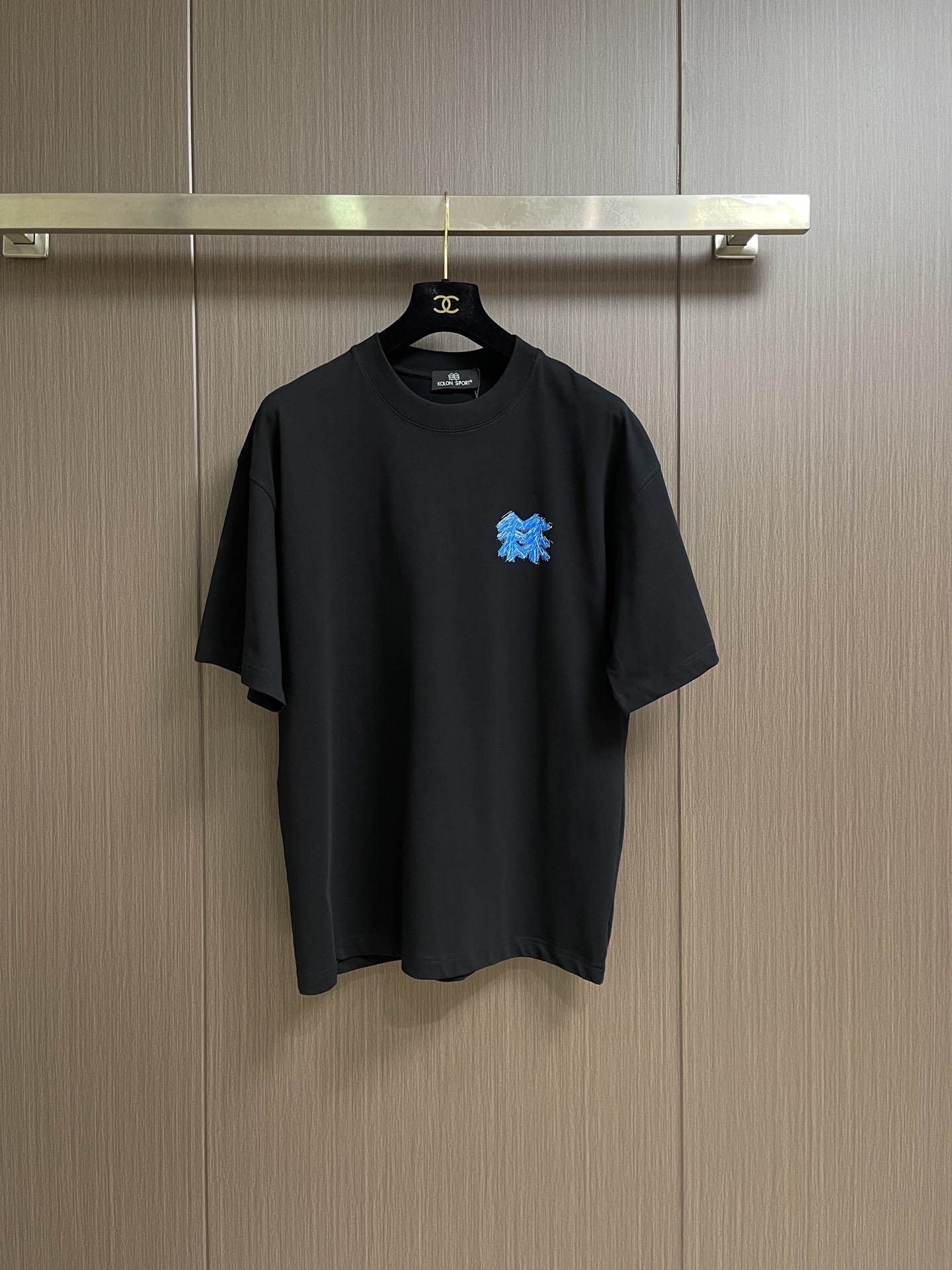 NO:911742,kolonsport 2026SS new men's sports short-sleeved T-shirt. The imported fabric feels super soft and delicate. It is skin-friendly and comfortable to wear. The upper body of the high-end boutique foundry is very good. It is a must-have item for men. It has three complete standards. Sizes S-XXL. S size. Length 73. Bust 110. Shoulder width 53. Size M. Length 74. Bust 114. Shoulder width 55. L size. Length 75. Bust 118. Shoulder width 57.  XL size, length 76, bust 122, shoulder width 59, XXL size, length 77, bust 126, shoulder width 61, T-shirt, tees, t-shirt,19860909kolonsport 可隆 2026SS新款男士运动短袖T恤 进口面料手感超柔软细腻 穿着亲肤舒适 高端精品代工厂精做工上身非常赞 男士必备单品 三标齐全.尺码S-XXL S码 衣长73 胸围110 肩宽53 M码衣长74 胸围114 肩宽55 L码 衣长75 胸围118 肩宽57 XL码 衣长76 胸围122 肩宽59 XXL码衣长77 胸围126 肩宽61,,T-shirt,tees，t-shirt,,Men's clothing