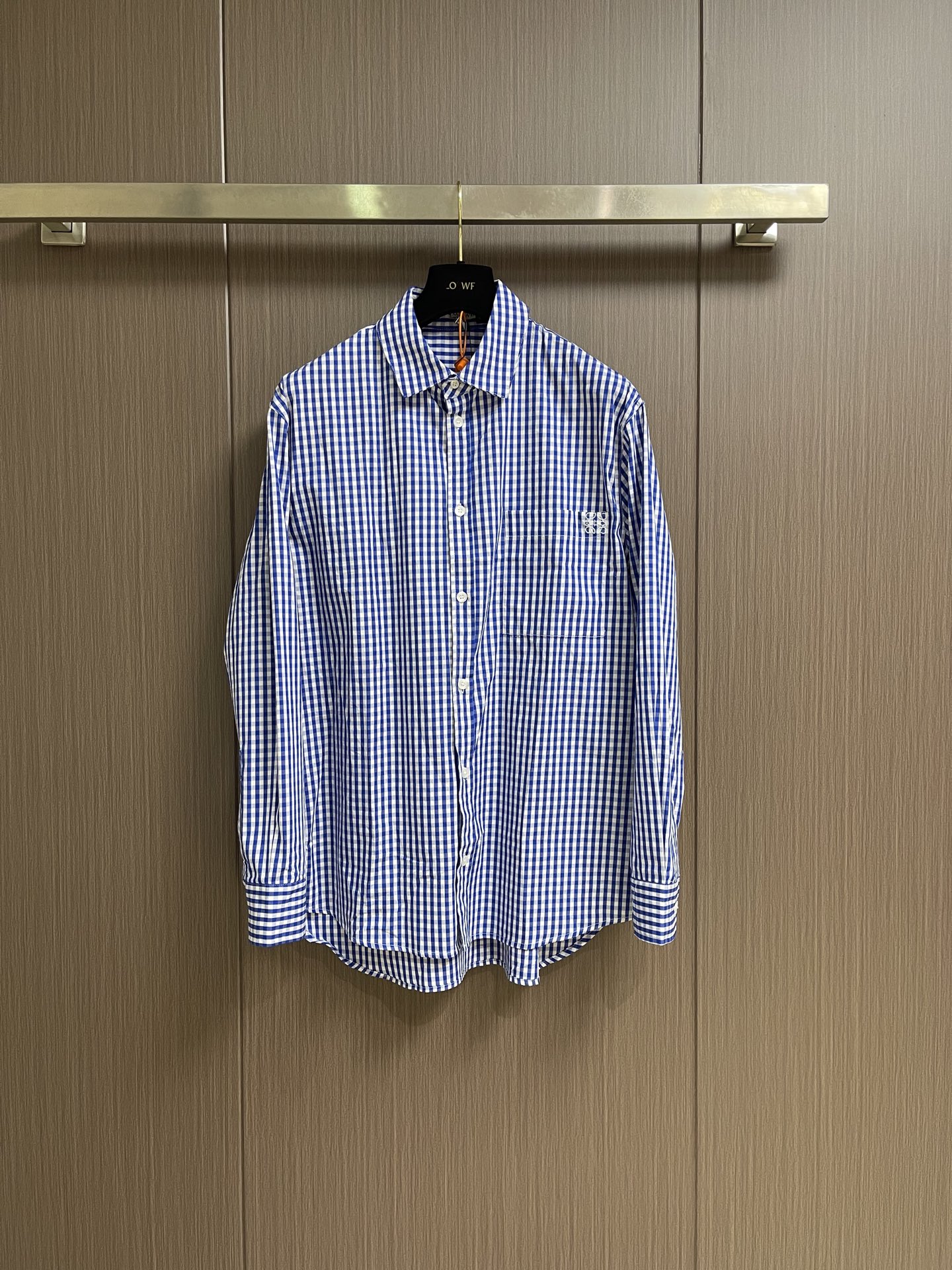 NO:911691,Loewe Anagram embroidered plaid shirt, custom-made cloud plaid cotton, crisp and stylish, skin-friendly and comfortable. Cobalt blue and off-white interweave into a clear-sky plaid, which resembles the morning mist of the Iberian Peninsula. It is smudged with a relaxed and noble summer soft light. The chest patch pocket is embellished with precision embroidery. The LOEWE iconic Anagram logo is engraved. The brand genes are quietly revealed in the plaid. The quiet color shows a low-key and luxurious identity mark. Imported machine embroidery technology is used.  Advanced computer control systems and precision mechanical components are used to achieve Loewe Anagram embroidery operations with high precision and smooth and delicate lines. The infrared positioning cutting machine uses infrared transmitters and infrared receivers to achieve precise positioning of materials. The accuracy can reach the micron level, thereby meeting the effect of high-precision cutting of plaid alignment and strip alignment. The fabrics have been washed with enzymes and have a better hand feel and texture. They are not easy to deform, shrink or fade.  Maintain long-term beauty. The overall wiring is straight and delicate, the fabric is comfortable and soft, and the color is consistent without color difference. It can be matched with the same style to create a fashionable look and control various occasions. Customized accessories, complete with three standards!  Size S-XL 38–39-40-41 Size 38 bust 118 shoulder width 52 length 77 Size 39 bust 122 shoulder width 53 length 78 Size 40 bust 126 shoulder width 54 length 79 Size 41 bust 130 shoulder width 55 length 80 Warm reminder: the size is for reference only, there is a 1-3cm error,, loewe, shirts,19860909Loewe Anagram 刺绣格纹衬衫,定制云絮格纹棉 挺括有型 亲肤舒适 钴蓝与米白交织成晴空格纹 似伊比利亚半岛晨雾漫海 晕染松弛矜贵的夏日柔光 胸前贴袋缀以精密刺绣 镌刻LOEWE标志性Anagram标识 于格纹间悄然显露品牌基因 不动声色间彰显低调奢贵的身份印记.采用进口机刺绣工艺 使用先进的计算机控制系统和精密的机械部件 实现Loewe Anagram刺绣作业 精度高 线条流畅而细腻.红外线定位裁床 通过红外发射器和红外接收器来实现对材料的精准定位 精度可达到微米级别 从而满足格纹对条对位高精度裁剪的效果,面料都经过酵洗 手感质感更佳 不易变形 不易缩水 不易褪色 保持长久的美观.整体走线平直细腻,面料舒适柔软,颜色一致无色差 能与同款搭配营造时尚造型,驾驭各种场合,定制辅料,三标齐全！尺码S-XL 38–39-40-41 38码胸围118肩宽52衣长77 39码胸围122 肩宽53衣长78 40码胸围126 肩宽54衣长79 41码胸围130 肩宽55衣长80 温馨提示尺码仅供参考,存在1-3cm误差,,loewe,shirts,,Men's clothing
