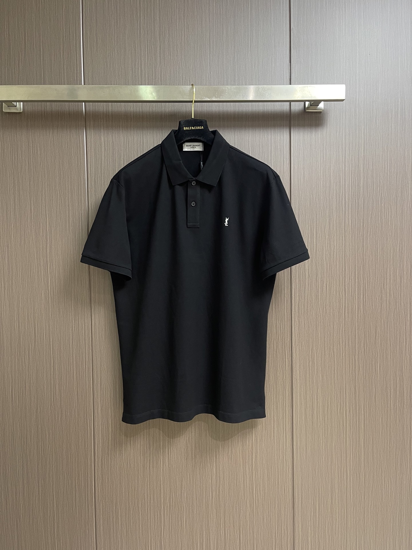 NO:928953,YSL  The fashionable short-sleeved POLO with Zhudi letters on the lapel unlocks the code of summer trends. This fashionable short-sleeve with Zhudi letters on the lapel is a treasure item in the summer wardrobe. The classic lapel design is neat and energetic, adding a bit of capable temperament to the overall look. The unique decoration of Zhudi letters on the chest is exquisite and eye-catching, cleverly breaking the monotony and showing off the individual attitude. The short-sleeved version stickers  It fits the shape and allows you to move freely. It can be easily adapted whether you are out on the street, exercising or gathering with friends. The fabric is skin-friendly and breathable, allowing the skin to breathe freely even in the hot summer, keeping you dry and comfortable at all times. Paired with jeans, shorts or casual skirts, you can easily create different fashion styles, making you the most dazzling presence on the street this summer.  Size XSSML  laurent,skirts,shorts,jeans,T-shirt,19860909YSL 翻领珠迪字母时尚短袖POLO,解锁夏日潮流密码,这款翻领珠迪字母时尚短袖,是夏日衣橱的宝藏单品.经典的翻领设计,利落又显精神,为整体造型增添了几分干练气质.胸前独特的珠迪字母装饰,精致且吸睛,巧妙地打破单调,彰显个性态度.短袖的版型贴合身形,活动自如,无论是日常出街、运动健身,还是与朋友聚会,都能轻松适配.面料亲肤透气,即使在炎炎夏日,也能让肌肤自由呼吸,时刻保持干爽舒适.搭配牛仔裤、短裤或休闲裙,都能轻松营造出不同的时尚风格,让你在这个夏天成为街头最耀眼的存在. 尺码XSSMLXL XS码 肩宽46　 胸围108　 衣长69 S码 肩宽47　 胸围112　 衣长71 M码肩宽48　 胸围116　 衣长73 L码 肩宽49　 胸围120　 衣长75 XL码 肩宽50　 胸围124　 衣长77,,saint laurent,skirts,shorts,jeans,T-shirt,,Men's clothing