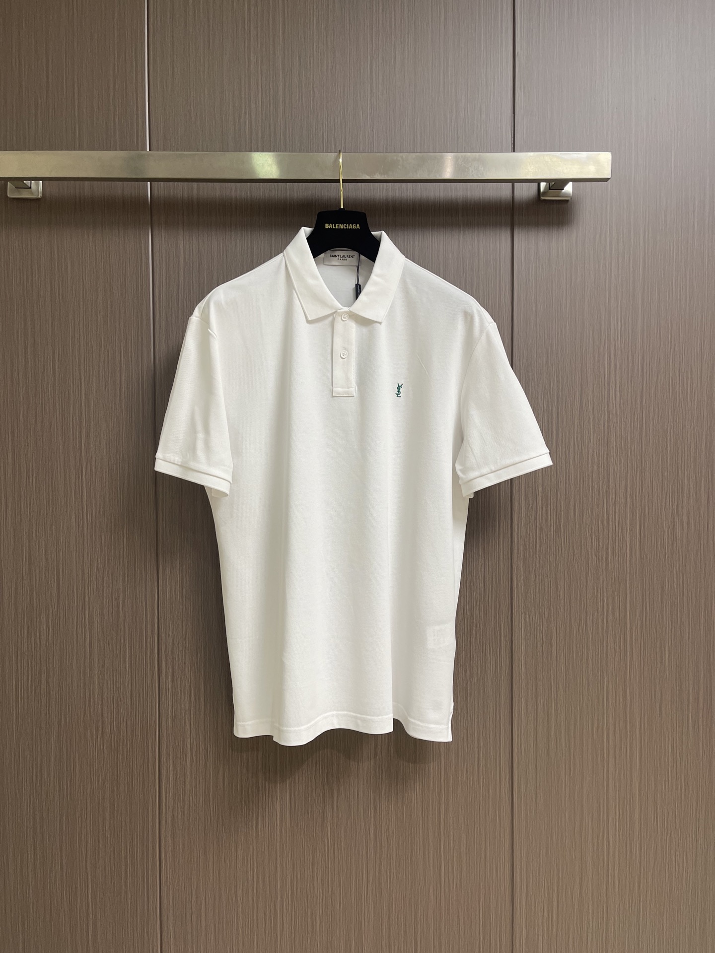 NO:928960,YSL  The fashionable short-sleeved POLO with Zhudi letters on the lapel unlocks the summer trend code. This fashionable short-sleeve with Zhudi letters on the lapel is a treasure item in the summer wardrobe. The classic lapel design is neat and spirited, adding a bit of capable temperament to the overall look. The unique Zhudi letter decoration on the chest is exquisite and eye-catching, cleverly breaking the monotony and highlighting your personality. The short-sleeved version fits the body shape,  It allows you to move freely, whether you are going out for daily activities, doing sports or fitness, or gathering with friends. The fabric is skin-friendly and breathable, allowing your skin to breathe freely even in the hot summer, keeping you dry and comfortable at all times. Paired with jeans, shorts or casual skirts, you can easily create different fashion styles, making you the most dazzling presence on the street this summer. Size XSSMLXL  size  laurent,skirts,shorts,jeans,T-shirt,19860909YSL 翻领珠迪字母时尚短袖POLO,解锁夏日潮流密码,这款翻领珠迪字母时尚短袖,是夏日衣橱的宝藏单品.经典的翻领设计,利落又显精神,为整体造型增添了几分干练气质.胸前独特的珠迪字母装饰,精致且吸睛,巧妙地打破单调,彰显个性态度.短袖的版型贴合身形,活动自如,无论是日常出街、运动健身,还是与朋友聚会,都能轻松适配.面料亲肤透气,即使在炎炎夏日,也能让肌肤自由呼吸,时刻保持干爽舒适.搭配牛仔裤、短裤或休闲裙,都能轻松营造出不同的时尚风格,让你在这个夏天成为街头最耀眼的存在.尺码XSSMLXL XS码 肩宽46　 胸围108　 衣长69 S码 肩宽47　 胸围112　 衣长71 M码肩宽48　 胸围116　 衣长73 L码 肩宽49　 胸围120　 衣长75 XL码 肩宽50　 胸围124　 衣长77,,saint laurent,skirts,shorts,jeans,T-shirt,,Men's clothing
