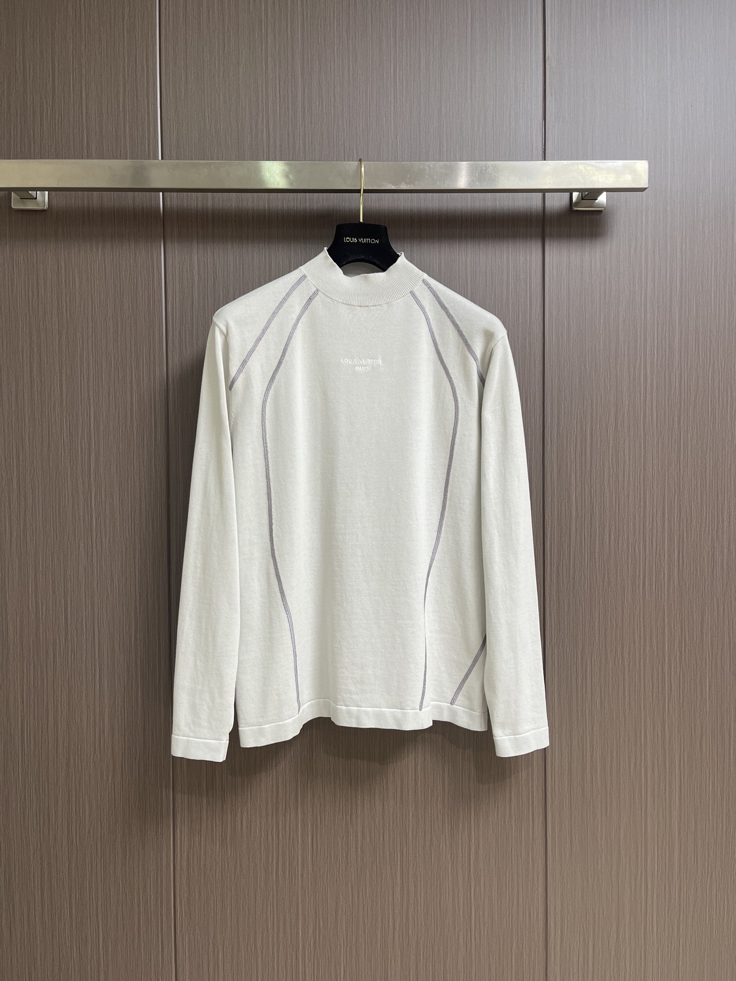 NO:911685,LV  Letter casual knitted long-sleeved T-shirt. The fabric is made of high-density brushed knitting, which is soft and skin-friendly. The upper body is breathable and temperature-locking, and will not prick the skin when worn close to the body. The overall loose shoulder design makes the upper body not tight or bloated. The simple letter embroidery on the chest enhances the sense of sophistication, and the top-stitched design on the side adds a trendy texture. Available now  Wear it alone to create a simple European and American style. It can also be worn inside. White short-sleeved shirts are also very suitable for layering in spring and autumn. The shape accommodates various body shapes and is not easy to deform and pill. The color is high-end and durable. It can be worn for daily commuting and leisure outings. It is versatile and practical. It is a basic long-sleeved item that can be used all year round. Sizes S-XL  Size S, bust 108, shoulder width 44, length 68, size M, bust 112, width 46, length 70, size L, size bust 116, width 48, length 72, size XL, size chest 120, width 50, length 74,19860909LV 字母休闲针织长袖T恤,面料采用高密磨毛针织,软糯亲肤,上身透气锁温,贴身穿不会扎皮肤.整体宽松落肩版型,上身不紧绷、不显臃肿,胸前简约字母刺绣提升精致感,侧边明线设计更具潮流质感.既可单穿打造简约欧美风,也能内搭、春秋叠穿白色短袖也十分合适.版型包容各种身材,不易变形起球,色系高级耐看,日常通勤、休闲出门都能穿,百搭实穿,是一年四季都能用得上的基础长袖.尺码S-XL S码 胸围108 肩宽44 衣长68 M码胸围112肩宽46 衣长70 L码 胸围116肩宽48 衣长72 XL码胸围120肩宽50 衣长74,,louis vuitton,T-shirt,tees，t-shirt,,Men's clothing