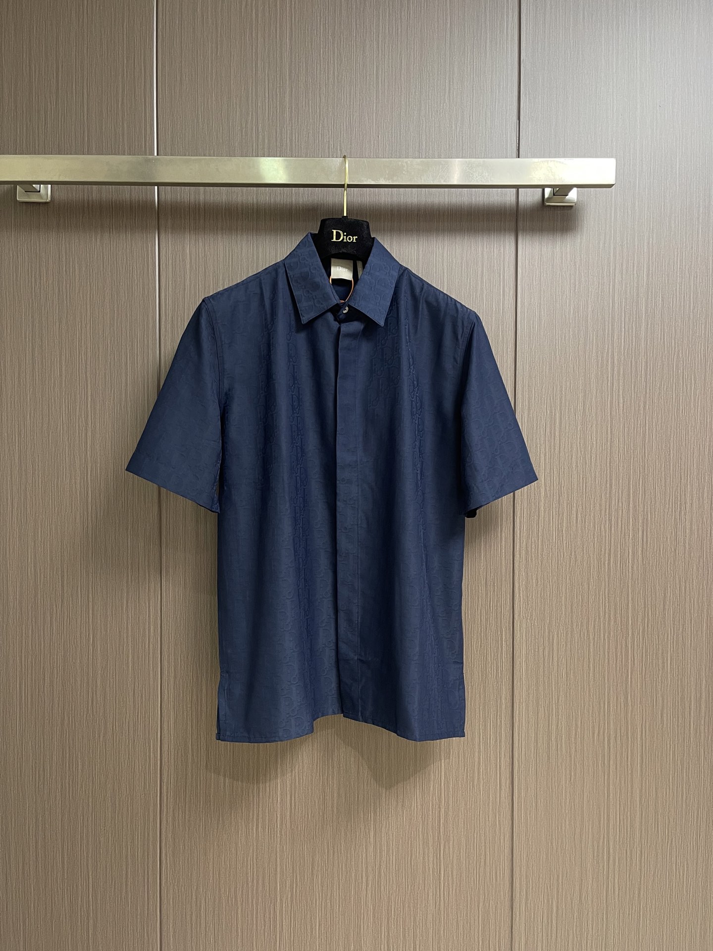 NO:911679,Tops Shorts Dior Oblique all-over printed short-sleeved shirt and shorts suit, custom-made cloud-like luxurious blue cotton silk. Smooth drape, skin-friendly and luxurious. Made from the deep indigo of the starry night. It is as warm and smooth as ink-dyed satin. It reveals restrained luxury in the texture. The whole body is embellished with Dior Oblique's classic jacquard dark pattern. The brand's archive aesthetics are engraved in the matte soft light. It achieves a unique and high-luxury recognition. The whole set looks natural.  The elegant aura is achieved in one go. Oblique jacquard technology forms Oblique jacquard by changing the interweaving method of yarns during the weaving process. Restores the color through multiple custom weaving and dyeing to ensure the accuracy of the pattern (the minimum order for a tank of fabric is one meter, which is expensive). Infrared positioning cutting machine achieves precise positioning of materials through infrared emitters and infrared receivers. The accuracy can reach the micron level, thereby meeting the effect of high-precision cutting of Oblique jacquard. The fabrics have been fermented and washed to give a better hand feel.  Not easy to deform, not easy to shrink, not easy to fade, and maintain long-term beauty. Size S-XL 38–39-40-41, dior, shorts, shirts, T-shirt, silk fabric,19860909上衣 短裤 Dior Oblique 满印短袖衬衫短裤套装,定制云境奢柔蓝棉丝 垂坠柔滑 亲肤奢适 取星夜深邃靛蓝 如墨染绸缎般温润流光 于肌理间流露内敛奢质 通体缀以Dior Oblique经典提花暗纹 在雾面柔光中镌刻品牌典藏美学 成就独树一帜的高奢辨识度 成套穿搭浑然天成 优雅气场一气呵成 Oblique提花工艺 通过在织布过程中改变纱线的交织方式 形成Oblique提花 通过多次定织定染还原色光 确保图案的精确度（一缸面料米起订 价格昂贵） 红外线定位裁床 通过红外发射器和红外接收器来实现对材料的精准定位 精度可达到微米级别 从而满足Oblique提花对位高精度裁剪的效果 面料都经过酵洗 手感质感更佳 不易变形 不易缩水 不易褪色 保持长久的美观.尺码S-XL 38–39-40-41,,dior,shorts,shirts,T-shirt,silk fabric,,Men's clothing