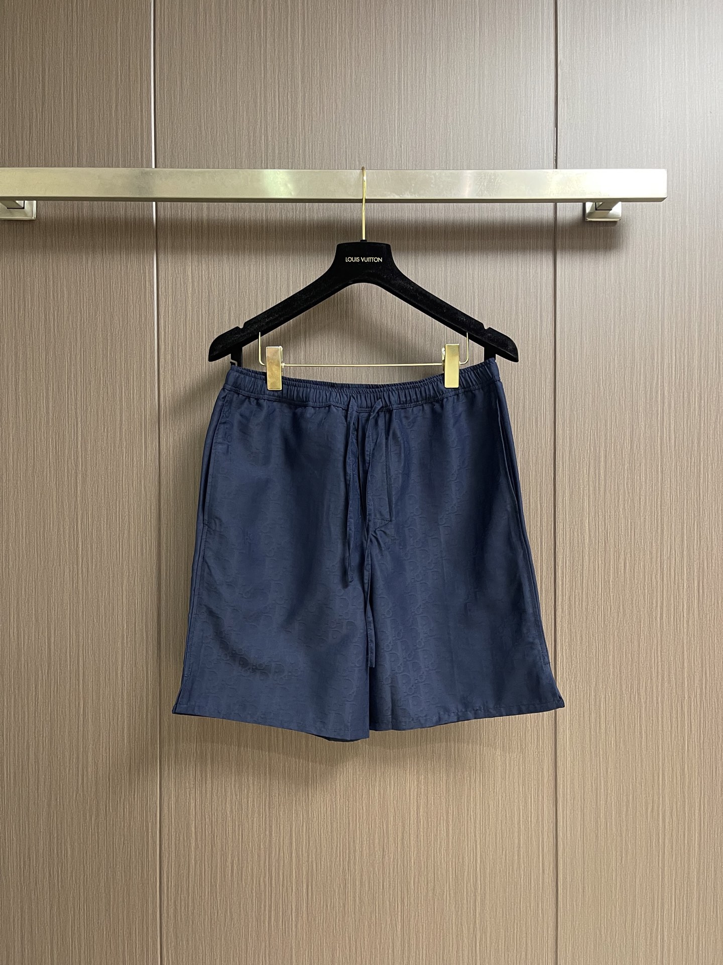 NO:911674,Tops Shorts Dior Oblique all-over printed short-sleeved shirt and shorts suit, custom-made cloud-like luxurious blue cotton silk. Smooth drape, skin-friendly and luxurious. Made from the deep indigo of the starry night. It is as warm and smooth as ink-dyed satin. It reveals restrained luxury in the texture. The whole body is embellished with Dior Oblique's classic jacquard dark pattern. The brand's archive aesthetics are engraved in the matte soft light. It achieves a unique and high-luxury recognition. The whole set looks natural.  The elegant aura is achieved in one go. Oblique jacquard technology forms Oblique jacquard by changing the interweaving method of yarns during the weaving process. Restores the color through multiple custom weaving and dyeing to ensure the accuracy of the pattern (the minimum order for a tank of fabric is one meter, which is expensive). Infrared positioning cutting machine achieves precise positioning of materials through infrared emitters and infrared receivers. The accuracy can reach the micron level, thereby meeting the effect of high-precision cutting of Oblique jacquard. The fabrics have been fermented and washed to give a better hand feel.  Not easy to deform, not easy to shrink, not easy to fade, and maintain long-term beauty. Size S-XL 38–39-40-41, dior, shorts, shirts, T-shirt, silk fabric,19860909上衣 短裤 Dior Oblique 满印短袖衬衫短裤套装,定制云境奢柔蓝棉丝 垂坠柔滑 亲肤奢适 取星夜深邃靛蓝 如墨染绸缎般温润流光 于肌理间流露内敛奢质 通体缀以Dior Oblique经典提花暗纹 在雾面柔光中镌刻品牌典藏美学 成就独树一帜的高奢辨识度 成套穿搭浑然天成 优雅气场一气呵成 Oblique提花工艺 通过在织布过程中改变纱线的交织方式 形成Oblique提花 通过多次定织定染还原色光 确保图案的精确度（一缸面料米起订 价格昂贵） 红外线定位裁床 通过红外发射器和红外接收器来实现对材料的精准定位 精度可达到微米级别 从而满足Oblique提花对位高精度裁剪的效果 面料都经过酵洗 手感质感更佳 不易变形 不易缩水 不易褪色 保持长久的美观.尺码S-XL 38–39-40-41,,dior,shorts,shirts,T-shirt,silk fabric,,Men's clothing
