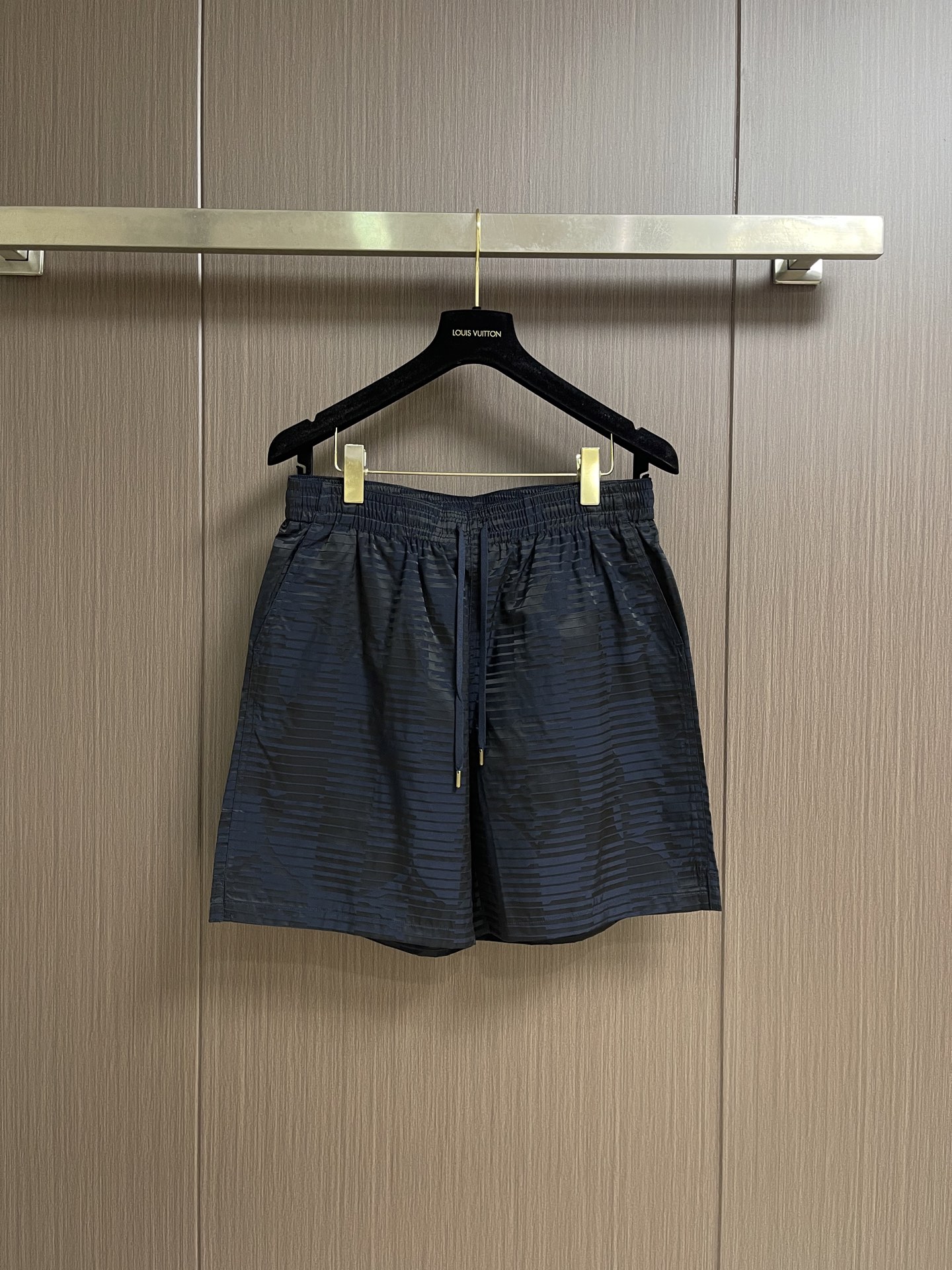 NO:911690,1V Donkey brand quiet blue dense pattern beach shorts, these beach shorts use the Dynamic Monogram pattern to interpret the fast style. The iconic elements are transformed into striped prints, and the interweaving of matte and smooth textures enriches the visual layer. It can be used with the same style of sweatshirt to create a trendy look. Sizes S-XL S size waist 78 hip 110 pants length 47.5  Hips 118, pants length 48.5, XL size, waist 90, hips 120, pants length 49,,louis vuitton,shorts,198609091V 驴牌 静蓝密纹沙滩短裤,本款沙滩短裤以 Dynamic Monogram 图案演绎迅疾风范,将标志性元素化为条纹印花,借哑光与光滑质感的交织丰富视觉层次,可与同款运动衫共筑潮流造型.尺码S-XL S码 腰围78 臀围110裤长47.5 M码腰围82 臀围114裤长48 L码 腰围86 臀围118裤长48.5 XL码 腰围90 臀围120裤长49,,louis vuitton,shorts,,Men's clothing