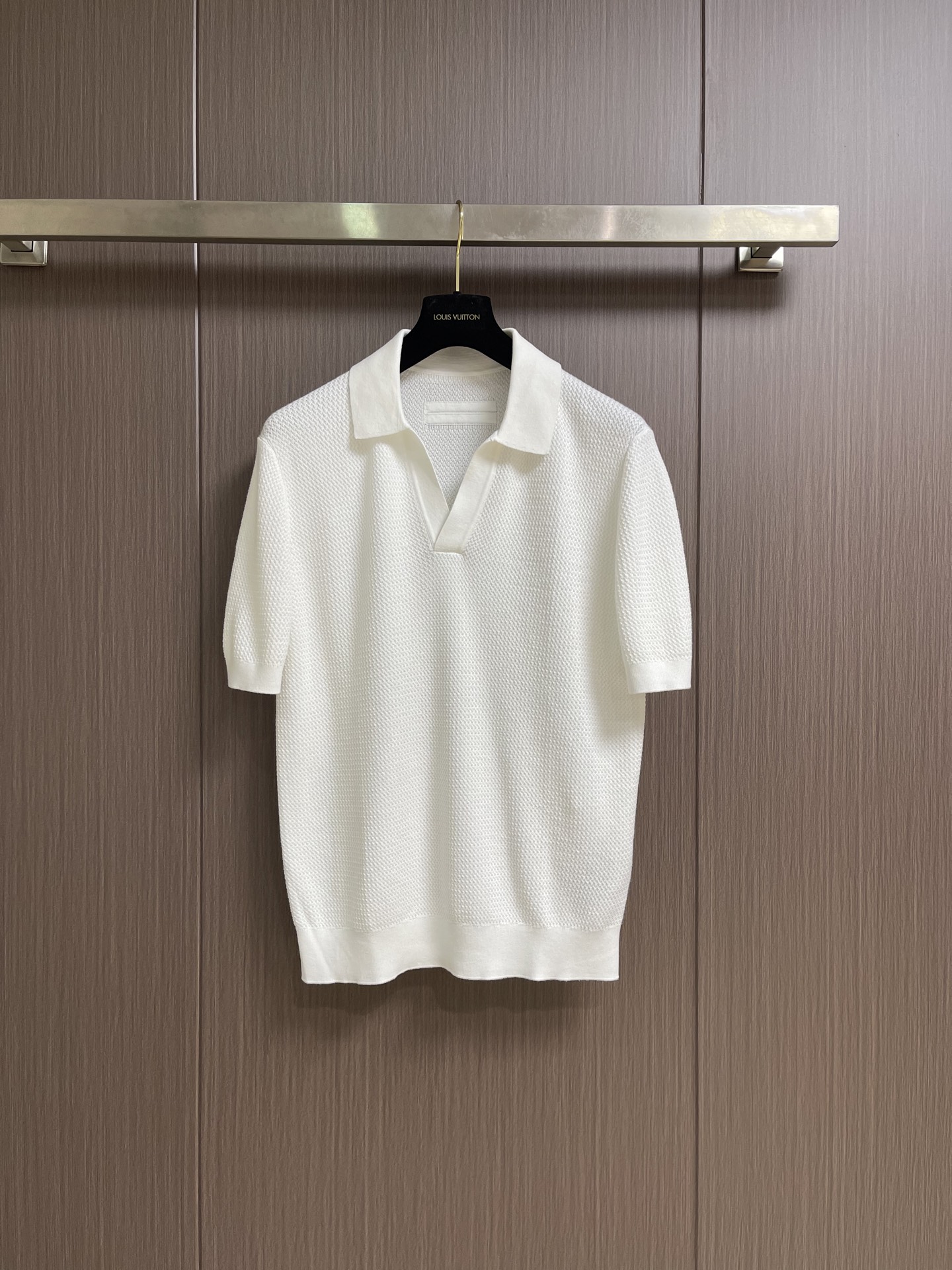 NO:914597,Zegna's new seasonal Premium Cotton Polo shirt, this tile red Polo shirt is made of Zegna's proprietary Premium cotton fabric. It is elegant, timeless and durable, highlighting the charm of sophisticated casual wear. Polo  The open collar adds a casual touch to the classic short-sleeved silhouette. The Premium cotton yarn used in this garment is made from only long cotton fibers. It is strong, soft and durable, giving a luxurious texture to everyday looks. 14 gauge Polo open collar, short sleeves, ribbed hem and cuffs. Size 46-48-50-52 Size 46 Chest 102 Shoulder Width 42.5  Length 64, sleeve length 24, size 48, bust 106, shoulder width 44, length 66, sleeve length 25, size 50, bust 110, shoulder width 45.5, length 68, sleeve length 26, size 52, bust 114, shoulder width 47, length 70, sleeve length 27,,miumiu,zegna,T-shirt,19860909zegna 当季新款Premium Cotton 棉质 Polo 衫,此款瓦片红色 Polo衫采用杰尼亚专有的Premium棉质面料制成,优雅隽永,经久耐穿,彰显考究休闲服饰魅力,Polo 式开领为经典短袖廓形增添闲适气息,这款服装所用的Premium棉质纱线仅甄选长棉纤维精制而成,兼具强韧度、柔软性和耐用性,能够为日常造型赋予奢华质感,14 gauge Polo 式开领,短袖,罗纹下摆和袖口. 尺码46-48-50-52 46码 胸围102 肩宽42.5 衣长64袖长24 48码 胸围106 肩宽44 衣长66袖长25 50码 胸围110肩宽45.5 衣长68 袖长26 52码 胸围114肩宽47 衣长70 袖长27,,miumiu,zegna,T-shirt,,Men's clothing