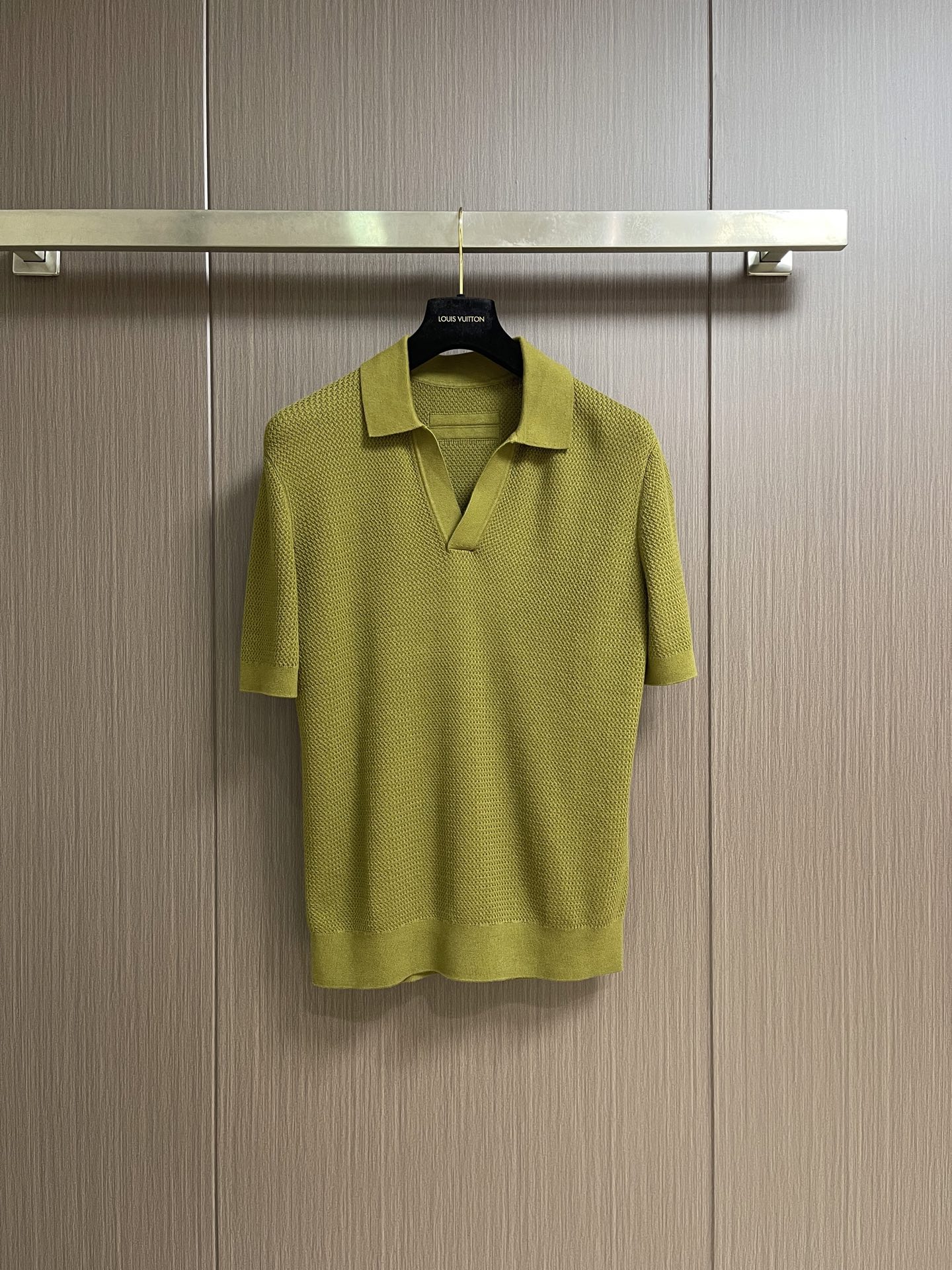 NO:914599,Zegna's new seasonal Premium Cotton Polo shirt, this tile red Polo shirt is made of Zegna's proprietary Premium cotton fabric. It is elegant, timeless and durable, highlighting the charm of sophisticated casual wear. Polo  The open collar adds a casual touch to the classic short-sleeved silhouette. The Premium cotton yarn used in this garment is made from only long cotton fibers, which combines strength, softness and durability to give a luxurious texture to everyday looks. 14 gauge Polo open collar, short sleeves, ribbed hem and cuffs. Size 46-48-50-52 Size 46 Chest 102 Shoulder Width 42.5  Length 64, sleeve length 24, size 48, bust 106, shoulder width 44, length 66, sleeve length 25, size 50, bust 110, shoulder width 45.5, length 68, sleeve length 26, size 52, bust 114, shoulder width 47, length 70, sleeve length 27,,miumiu,zegna,T-shirt,19860909zegna 当季新款Premium Cotton 棉质 Polo 衫,此款瓦片红色 Polo衫采用杰尼亚专有的Premium棉质面料制成,优雅隽永,经久耐穿,彰显考究休闲服饰魅力,Polo 式开领为经典短袖廓形增添闲适气息,这款服装所用的Premium棉质纱线仅甄选长棉纤维精制而成,兼具强韧度、柔软性和耐用性,能够为日常造型赋予奢华质感,14 gauge Polo 式开领,短袖,罗纹下摆和袖口.尺码46-48-50-52 46码 胸围102 肩宽42.5 衣长64袖长24 48码 胸围106 肩宽44 衣长66袖长25 50码 胸围110肩宽45.5 衣长68 袖长26 52码 胸围114肩宽47 衣长70 袖长27,,miumiu,zegna,T-shirt,,Men's clothing