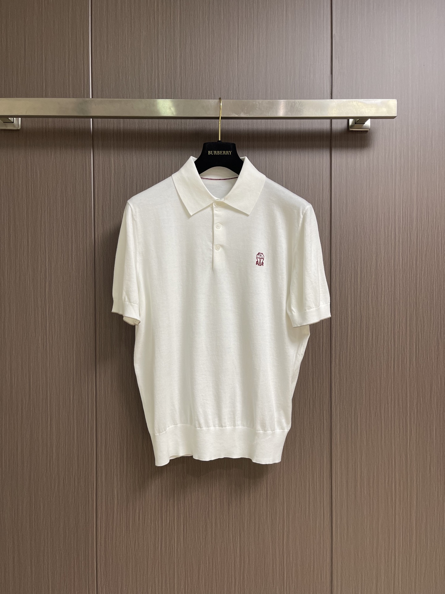 NO:914603,B.C.  Brunello red label embroidered knitted short-sleeved Polo shirt, selected from the brand's exclusive ultra-fine count combed cotton knitted yarn, high-density plain knitting, soft and waxy to the touch, with soft matte and delicate texture, light and breathable  It is not stuffy, has moderate elasticity and is not easy to loose and deform. It has a classic three-dimensional cut with slightly loose small lapels. The collar is double-layered and locked with lock seams. It has a built-in invisible elastic strip that will not collapse after repeated washing. Two mother-of-pearl buttons of the same color on the placket.  , the button surface is etched with a complete brand logo, and has an outstanding transparent and warm texture. The buttonhole is reinforced with multiple layers of locking thread, and it is not easy to fall off and crack after repeated buttoning. The left chest is embellished with retro red shield-shaped castle embroidery, using high-density color separation embroidery technology.  Art, the wiring is three-dimensional and dense without pricking the skin, and the colors are bright and long-lasting without smearing; the cuffs and hem are all finely ribbed, and multi-layered composite threads are locked to prevent loosening and curling after long-term wear. Size 46-48-50-52  Size 46, bust 52, shoulder width 40, length 66.5, size 48, bust 54, shoulder width 41, length 68, size 50, bust 56, shoulder width 42.5, length 69.5, size 52, bust 58, shoulder width 44, length 71,,T-shirt,19860909BC 布鲁内洛红标刺绣针织短袖Polo衫,甄选品牌专属超细支精梳棉针织纱线,高密平纹针织织造,触感软糯如云,自带柔和哑光细腻肌理,轻薄透气不闷肤,弹力适中不易松垮变形,经典微宽松小翻领立体裁片,领身双层包边锁缝,内置隐形弹力衬条,反复水洗不软塌外翻；门襟两颗同色系贝母纽扣,纽扣表面蚀刻完整品牌标识,通透温润质感出众,扣眼多层锁线加固,反复扣扯不易脱线开裂；左胸点缀复古红色盾形城堡刺绣,采用高密分色绣花工艺,走线立体密实不扎肤,色彩鲜亮持久不晕染；袖口、下摆均为细密罗纹收口,多层复合车线锁固,久穿不易松垮卷边.尺码46-48-50-52 46码 胸围52 肩宽40 衣长66.5 48码 胸围54 肩宽41 衣长68 50码 胸围56 肩宽42.5 衣长69.5 52码 胸围58 肩宽44 衣长71,,T-shirt,,Men's clothing