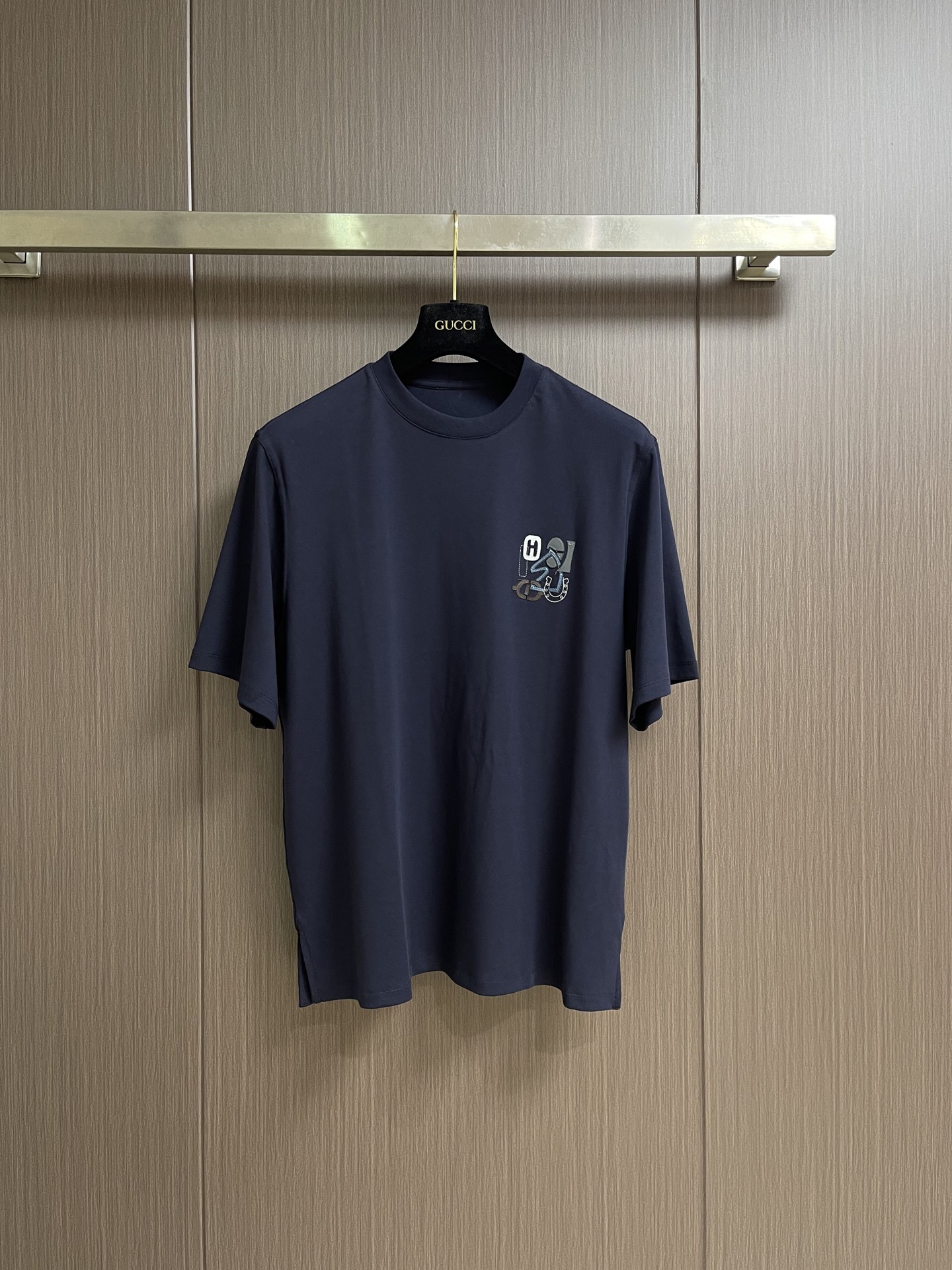 NO:914601,Hermes 2026SS new summer short-sleeved T-shirt, leather brand logo design, clean tailoring, full of urban style, soft and dry fabric feel, crisp and stylish upper body effect, three-dimensional cutting technology. Size S-M-L-XL S size bust 116 shoulder width 47 length 73 sleeve length 28 M size bust 120 shoulder width 48.5 length 75 sleeve length 29  L size bust 124 shoulder width 50 length 77 sleeve length 30 XL size bust 128 shoulder width 51.5 length 79 sleeve length 31, hermes, T-shirt, tees, t-shirt,19860909Hermes 2026SS夏季新品短袖T恤,拼皮品牌logo设计,干净利落剪裁 都市风十足,面料手感软糯干爽,上身效果挺括有型,立体裁剪工艺.尺码S-M-L-XL S码胸围116 肩宽47 衣长73袖长28 M码 胸围120肩宽48.5衣长75袖长29 L码胸围124肩宽50 衣长77 袖长30 XL码 胸围128 肩宽51.5衣长79袖长31,,hermes,T-shirt,tees，t-shirt,,Men's clothing