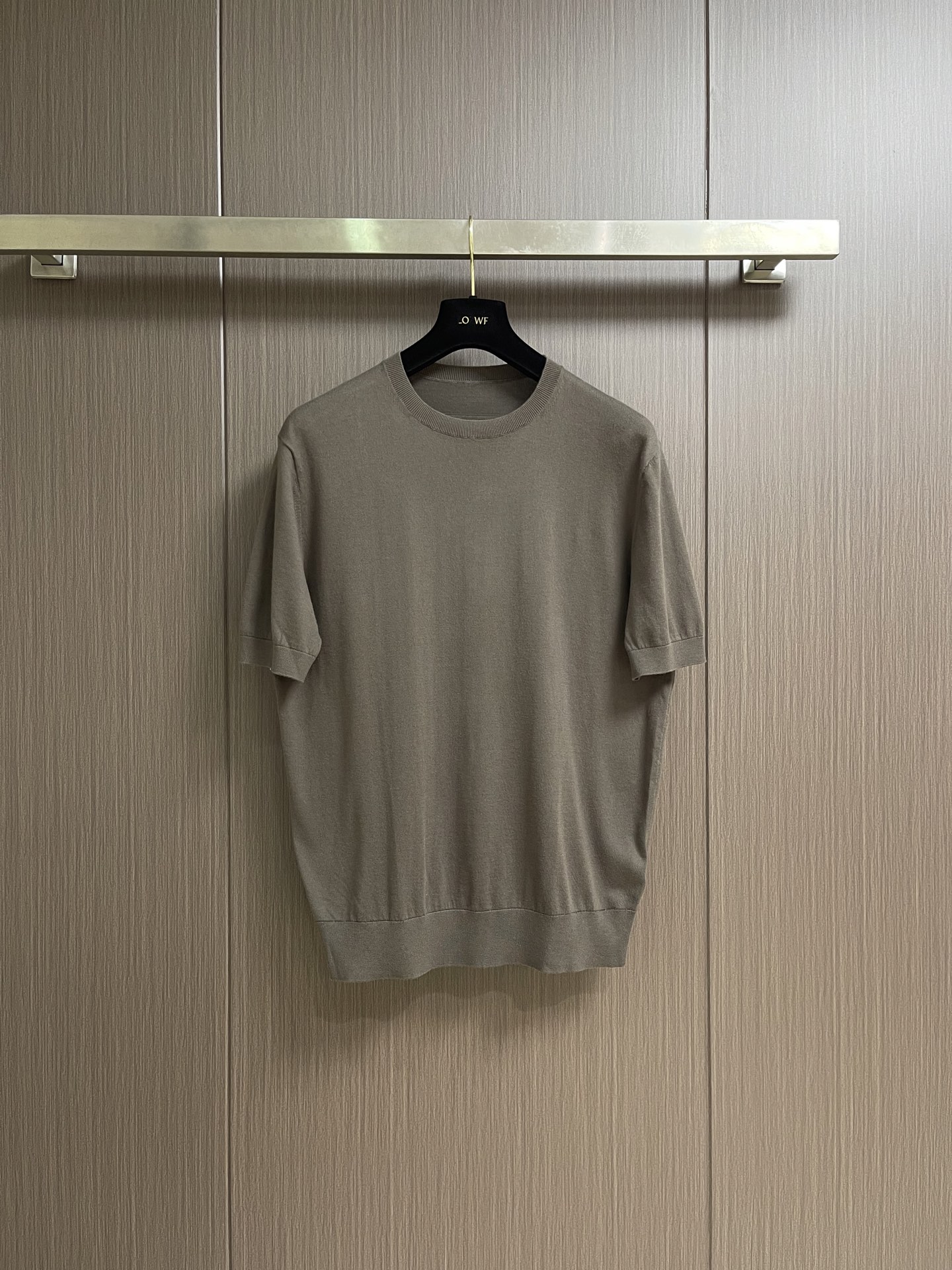 NO:914588,ZEGNA 2026SS new spring and summer round neck knitted short-sleeved T-shirt. This basic knitted item is made of long-staple cotton high-quality cotton material 16-knit. It is very delicate and soft, creating a unique appearance. It is decorated with classic rib trimming and is an upgraded interpretation of selected items. It is made of luxurious and fine long-staple cotton knitted fabric, which is soft, elastic, light and breathable. Size 46-48-50-52 Size 46 Bust 105  Shoulder width 44, length 68.5, size 48, bust 109, shoulder width 45, length 70, size 50, bust 113, shoulder width 46, length 71.5, size 52, bust 117, shoulder width 47, length 73, T-shirt, tees, t-shirt,19860909ZEGNA 2026SS春夏新品圆领针织短袖T恤,这款基础针织单品以长绒棉优质棉质材料16针织成,非常细腻柔软、造就别具一格的外观,饰以经典罗纹饰边,升格演绎精选单品,选用奢美精细的长绒棉针织面料,柔软弹韧,轻薄透气.尺码46-48-50-52 46码 胸围105 肩宽44 衣长68.5 48码 胸围109 肩宽45 衣长70 50码 胸围113肩宽46 衣长71.5 52码 胸围117肩宽47 衣长73,,T-shirt,tees，t-shirt,,Men's clothing