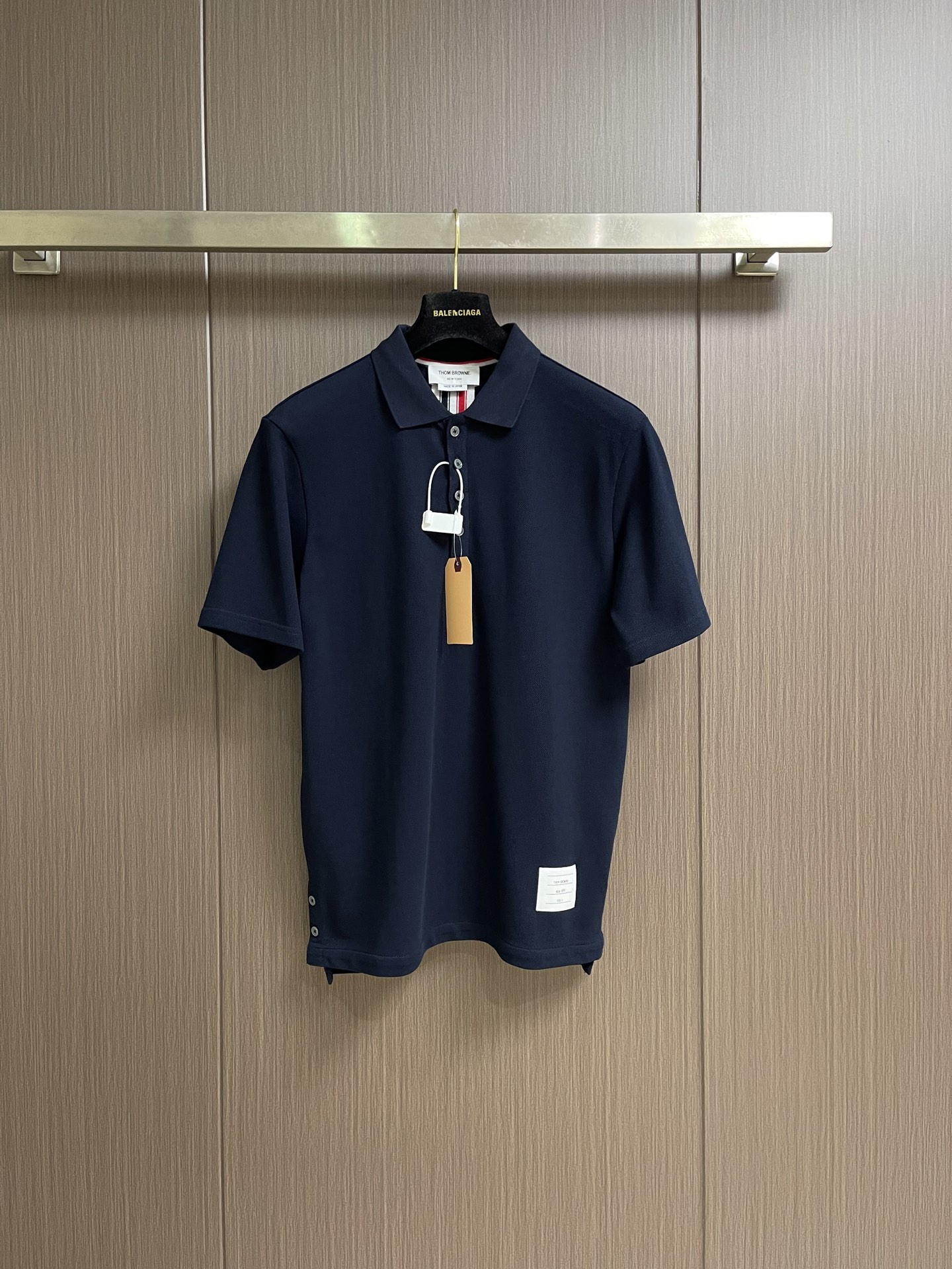NO:914590,TB  Short-sleeved Polo with three-color webbing on the back. The fabric is made of the original custom-made yarn-dyed pique double yarn fabric, weighing 260 grams. The fabric is crisp and breathable, soft to the touch and skin-friendly. It is decorated with classic red, white and blue colored webbing, and the open-tube design has exquisite details. It is sewn with imported sewing equipment and needles.  The spacing is fine and the wiring is neat. The overall wiring is straight and delicate, the fabric is comfortable and soft, and the color is consistent without color difference. It can be matched with the same style to create a fashionable look and control various occasions. It is custom-woven and dyed, without any color difference from the original version. The craftsmanship is perfectly restored, with three complete standards and customized accessories.  Sizes 1-2-3-4 1 size Chest 100 Shoulder width 42 Length 69 Sleeve length 22 Size 2 Chest 104 Shoulder width 43 Length 71 Sleeve length 23 Size 3 Chest 109 Shoulder width 44 Length 73 Sleeve length 24 Size 4 Chest 114 Shoulder width 45 Length 75 Sleeve length 25,,T-shirt,19860909TB 后背三色织带短袖Polo,面料采用原版一致定制色织珠地双纱面料,克重260克,布面挺括透气,触感柔软亲肤.饰有经典红白蓝彩色织带,开筒设计细节精致,采用进口缝纫设备缝制,针距细密,走线整齐.整体走线平直细腻,面料舒适柔软,颜色一致无色差,能与同款搭配营造时尚造型,驾驭各种场合.定织定染,与原版无任何色差.匠心工艺完美还原,三标齐全,定制辅料. 尺码1码-2码-3码-4码 1码 胸围100 肩宽42 衣长69 袖长22 2码 胸围104 肩宽43 衣长71 袖长23 3码 胸围109 肩宽44 衣长73 袖长24 4码 胸围114 肩宽45 衣长75 袖长25,,T-shirt,,Men's clothing