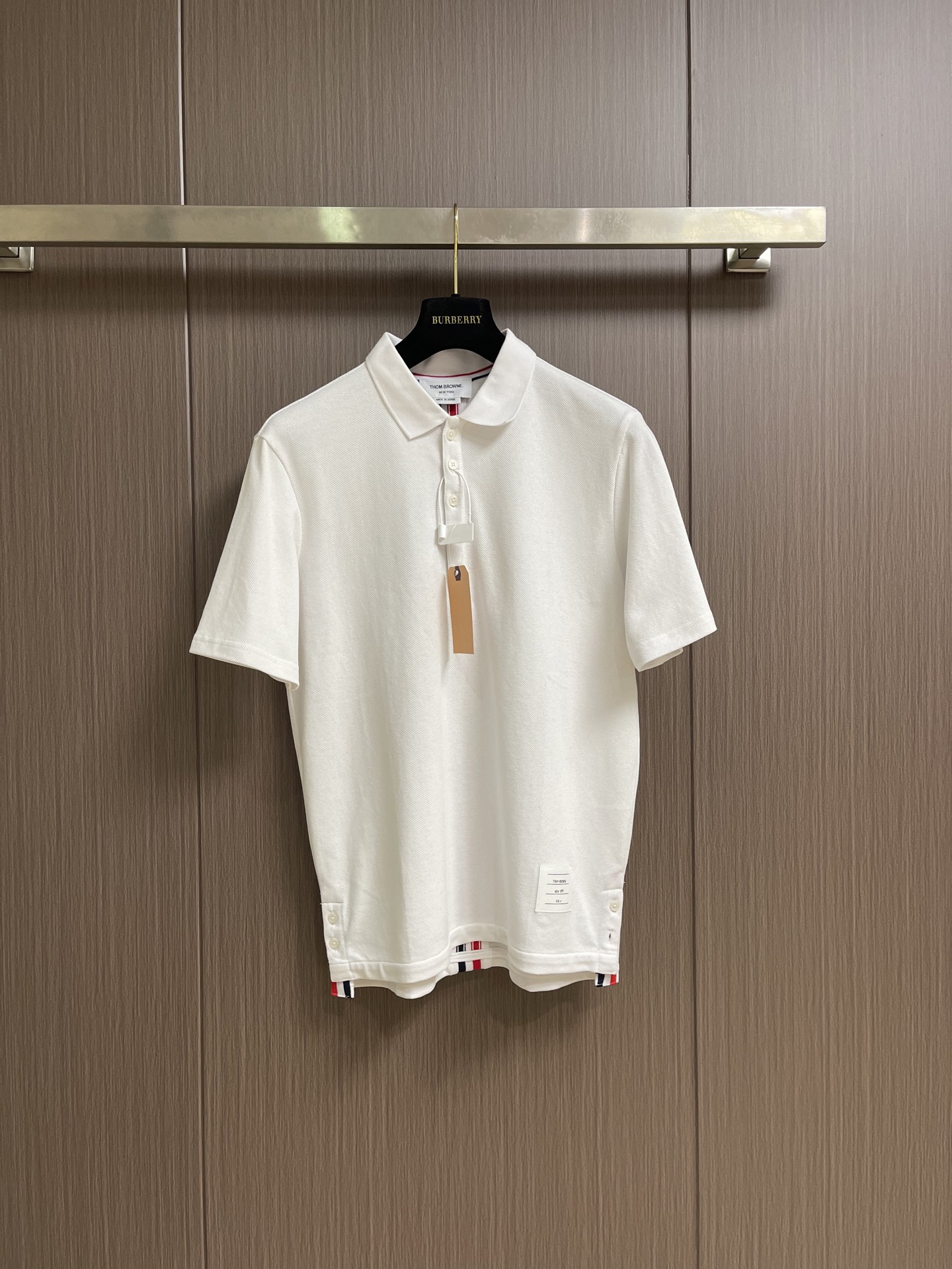 NO:914592,TB  Short-sleeved Polo with three-color webbing on the back. The fabric is made of the original custom-made yarn-dyed pique double yarn fabric, weighing 260 grams. The fabric is crisp and breathable, soft to the touch and skin-friendly. It is decorated with classic red, white and blue colored webbing, and the open-tube design has exquisite details. It is sewn with imported sewing equipment and needles.  The spacing is fine and the wiring is neat. The overall wiring is straight and delicate, the fabric is comfortable and soft, and the color is consistent without color difference. It can be matched with the same style to create a fashionable look and control various occasions. It is custom-woven and dyed, without any color difference from the original version. The craftsmanship is perfectly restored, with three complete standards and customized accessories.  Sizes 1-2-3-4 1 size Chest 100 Shoulder width 42 Length 69 Sleeve length 22 Size 2 Chest 104 Shoulder width 43 Length 71 Sleeve length 23 Size 3 Chest 109 Shoulder width 44 Length 73 Sleeve length 24 Size 4 Chest 114 Shoulder width 45 Length 75 Sleeve length 25,,T-shirt,19860909TB 后背三色织带短袖Polo,面料采用原版一致定制色织珠地双纱面料,克重260克,布面挺括透气,触感柔软亲肤.饰有经典红白蓝彩色织带,开筒设计细节精致,采用进口缝纫设备缝制,针距细密,走线整齐.整体走线平直细腻,面料舒适柔软,颜色一致无色差,能与同款搭配营造时尚造型,驾驭各种场合.定织定染,与原版无任何色差.匠心工艺完美还原,三标齐全,定制辅料. 尺码1码-2码-3码-4码 1码 胸围100 肩宽42 衣长69 袖长22 2码 胸围104 肩宽43 衣长71 袖长23 3码 胸围109 肩宽44 衣长73 袖长24 4码 胸围114 肩宽45 衣长75 袖长25,,T-shirt,,Men's clothing