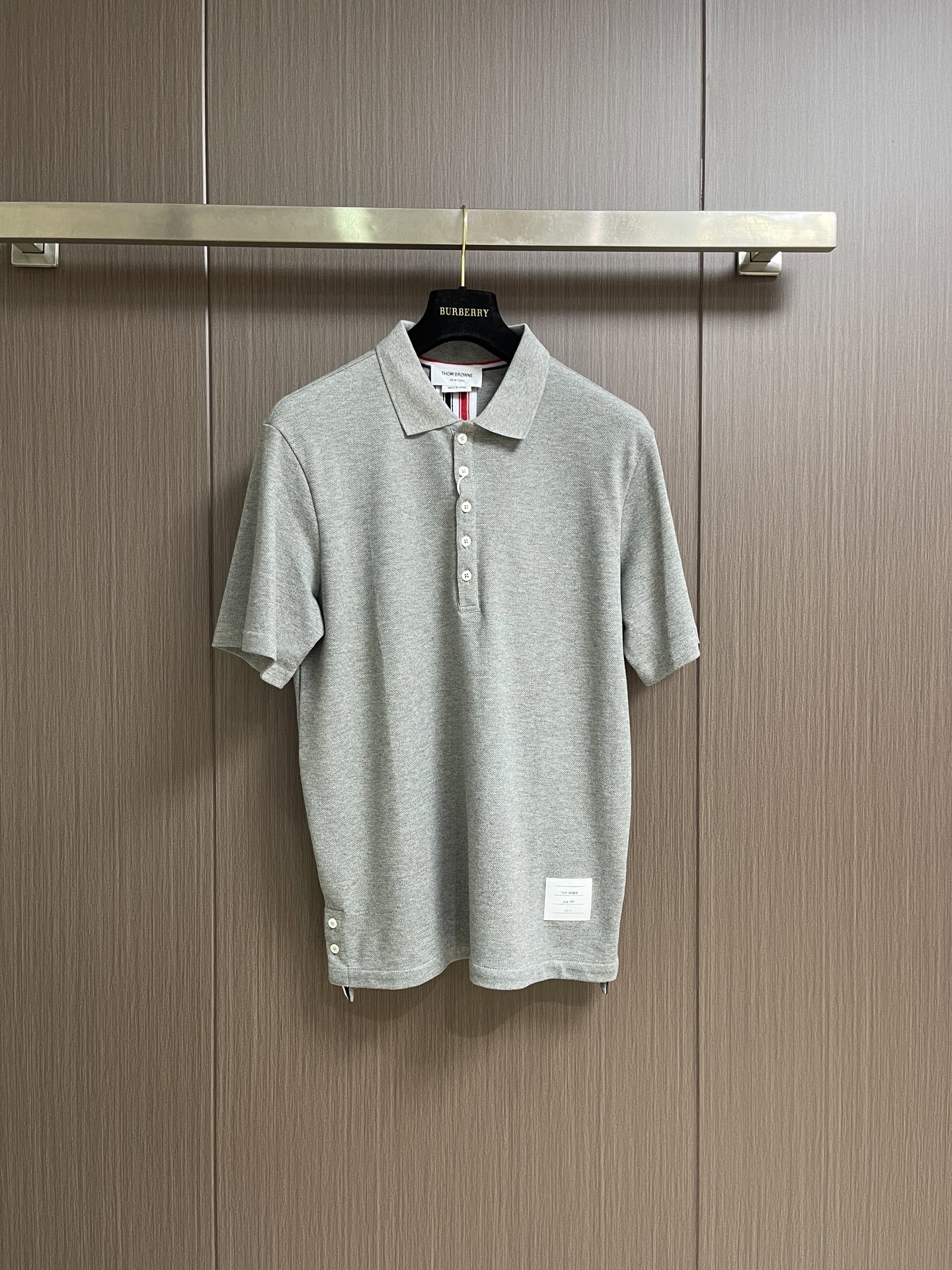 NO:914594,TB  Short-sleeved Polo with three-color webbing on the back. The fabric is made of the original custom-made yarn-dyed pique double yarn fabric, weighing 260 grams. The fabric is crisp and breathable, soft to the touch and skin-friendly. It is decorated with classic red, white and blue colored webbing, and the open-tube design has exquisite details. It is sewn with imported sewing equipment and needles.  The spacing is fine and the wiring is neat. The overall wiring is straight and delicate, the fabric is comfortable and soft, and the color is consistent without color difference. It can be matched with the same style to create a fashionable look and control various occasions. It is custom-woven and dyed, without any color difference from the original version. The craftsmanship is perfectly restored, with three complete standards and customized accessories.  Sizes 1-2-3-4 1 size Chest 100 Shoulder width 42 Length 69 Sleeve length 22 Size 2 Chest 104 Shoulder width 43 Length 71 Sleeve length 23 Size 3 Chest 109 Shoulder width 44 Length 73 Sleeve length 24 Size 4 Chest 114 Shoulder width 45 Length 75 Sleeve length 25,,T-shirt,19860909TB 后背三色织带短袖Polo,面料采用原版一致定制色织珠地双纱面料,克重260克,布面挺括透气,触感柔软亲肤.饰有经典红白蓝彩色织带,开筒设计细节精致,采用进口缝纫设备缝制,针距细密,走线整齐.整体走线平直细腻,面料舒适柔软,颜色一致无色差,能与同款搭配营造时尚造型,驾驭各种场合.定织定染,与原版无任何色差.匠心工艺完美还原,三标齐全,定制辅料. 尺码1码-2码-3码-4码 1码 胸围100 肩宽42 衣长69 袖长22 2码 胸围104 肩宽43 衣长71 袖长23 3码 胸围109 肩宽44 衣长73 袖长24 4码 胸围114 肩宽45 衣长75 袖长25,,T-shirt,,Men's clothing