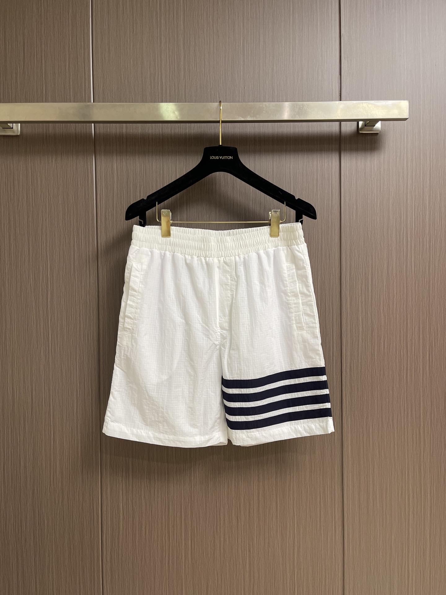 NO:914600,TB Tom Brown four stripes quick dry shorts  The fabric is made of the original consistent nylon high-density quick-drying wrinkle-like fabric, with an ice-like texture, cool to the skin, high-density water-repellent, anti-wrinkle and care-free, quick-drying and breathable. The classic four-bar white webbing on the side seams adopts the same color locking process, which will not crack or fall off after long-term washing. The elastic waistband can be adjusted freely with the same color drawstring, and there is a patch pocket on the back.  , the white labels and red, white and blue woven labels on the side seams of the trouser legs restore the brand details. The trouser legs and pockets are all double-stitched and wrapped. The loose straight-leg five-quarter pants version is the same for men and women. It is custom-woven and dyed, and there is no color difference from the original version. The ingenious craftsmanship is perfectly restored, complete with three labels, customized accessories. Sizes 1-2-3-4  Size 1, waist 80, hips 104, length 54, size 2, waist 83, hips 108, length 55, size 3, waist 86, hips 112, length 56, size 4, waist 89, hips 116, length 57,,thom browne,shorts,19860909TB 汤姆布朗 四条杠速干短裤 面料采用原版一致尼龙高密速干皱感面料,自带冰感肌理,触肤冰凉,高密防泼水,抗皱免打理,速干透气.侧缝经典四道杠白色织带采用同色系锁边工艺,久洗不开裂不脱落.松紧腰头配合同色系抽绳可自由调节,背面带贴袋,裤脚侧缝白色标签与红白蓝织标还原品牌细节.裤脚、口袋均采用双线车缝包边走线.宽松直筒五分裤版型,男女同款.定织定染,与原版无任何色差.匠心工艺完美还原,三标齐全,定制辅料.尺码1码-2码-3码-4码 1码 腰围80 臀围104 裤长54 2码 腰围83 臀围108 裤长55 3码 腰围86 臀围112 裤长56 4码 腰围89 臀围116 裤长57,,thom browne,shorts,,Men's clothing