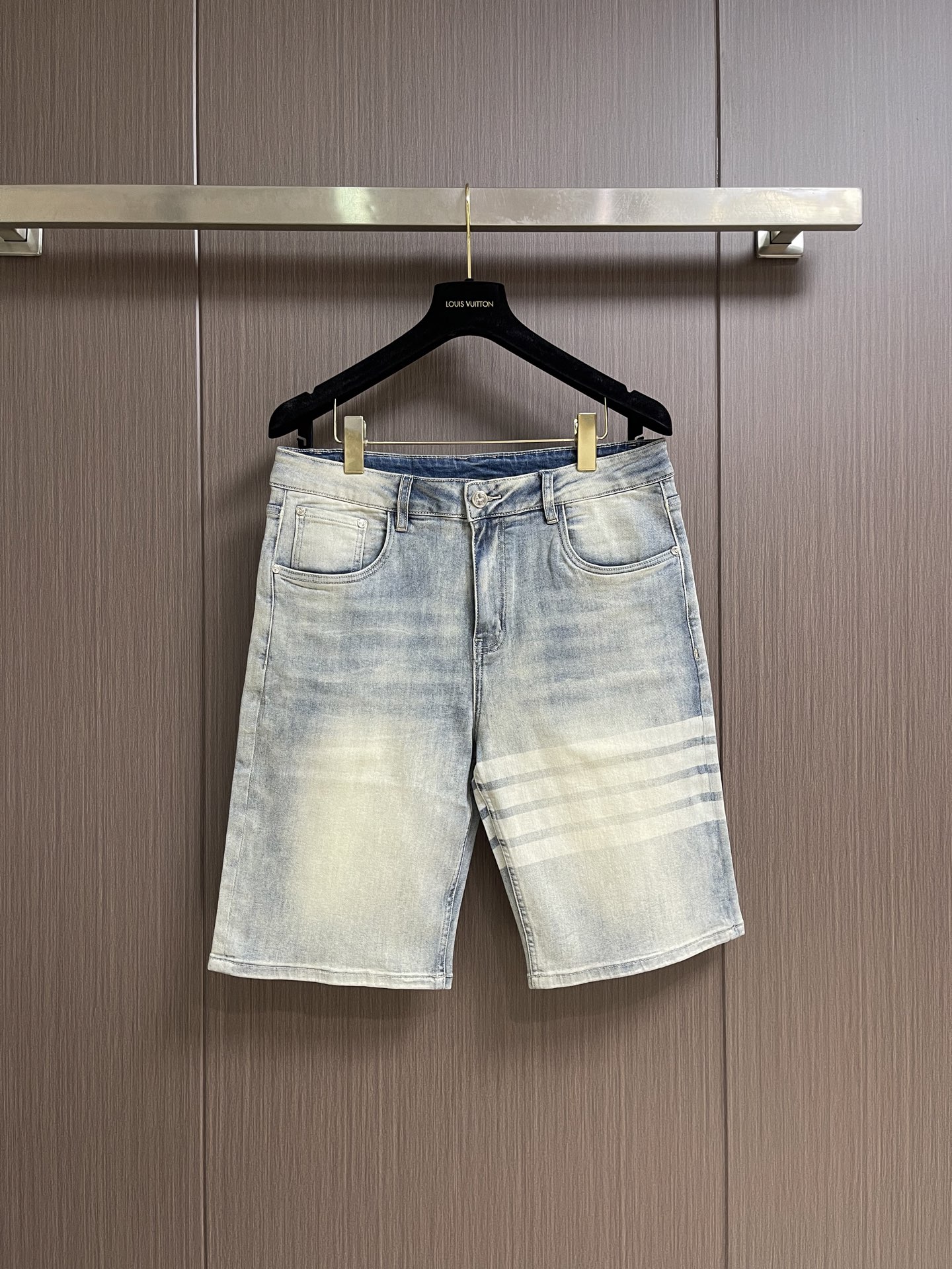 NO:914602,TB 2026ss new summer men's denim shorts, heavy craftsmanship, advanced custom fabrics, breathable fabrics, extremely breathable, elastic and comfortable, impeccable details, top accessories, original logo design concept, delicate and soft feel!  The upper body fit is awesome!  Size 30-31-32-33-34-36-38 30 yards waist 78 hips 77 pants length 42 yards 31 waist 82 hips 79 pants length 43 32 yards waist 84 hips 81 pants length 44 33 yards waist 88 hips 83 pants length 45 34 yards waist 92 hips 85 pants length 46 36 yards  Waist 96 Hips 87 Pants length 47 Size 38 Waist 100 Hips 89 Pants length 48,,shorts,19860909TB 2026ss夏季新款男士牛仔短裤,重工艺高级定制面料透气面料 透气弹力舒适度极高,细节无可挑剔,顶级辅料配备,原版logo设计理念,手感细腻柔软！上身版型超赞！尺码30-31-32-33-34-36-38 30码 腰围78 臀围77裤长42 31码 腰围82臀围79 裤长43 32码 腰围84 臀围81裤长44 33码 腰围88 臀围83裤长45 34码 腰围92臀围85 裤长46 36码 腰围96臀围87 裤长47 38码 腰围100 臀围89裤长48,,shorts,,Men's clothing